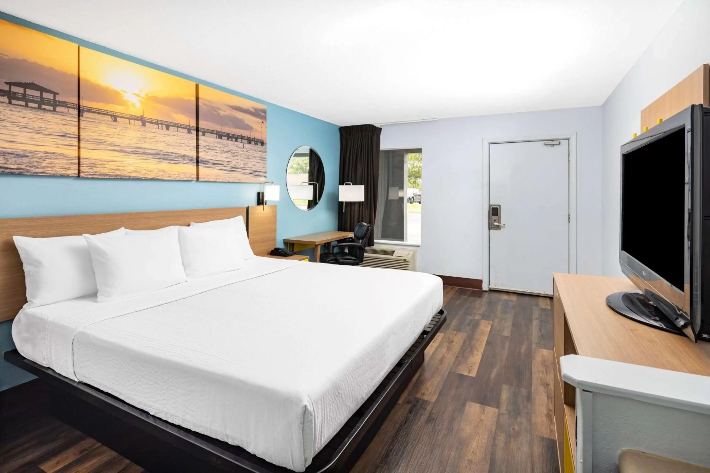 Photo of the whole room, Bed in Days Inn by Wyndham Pensacola I-10