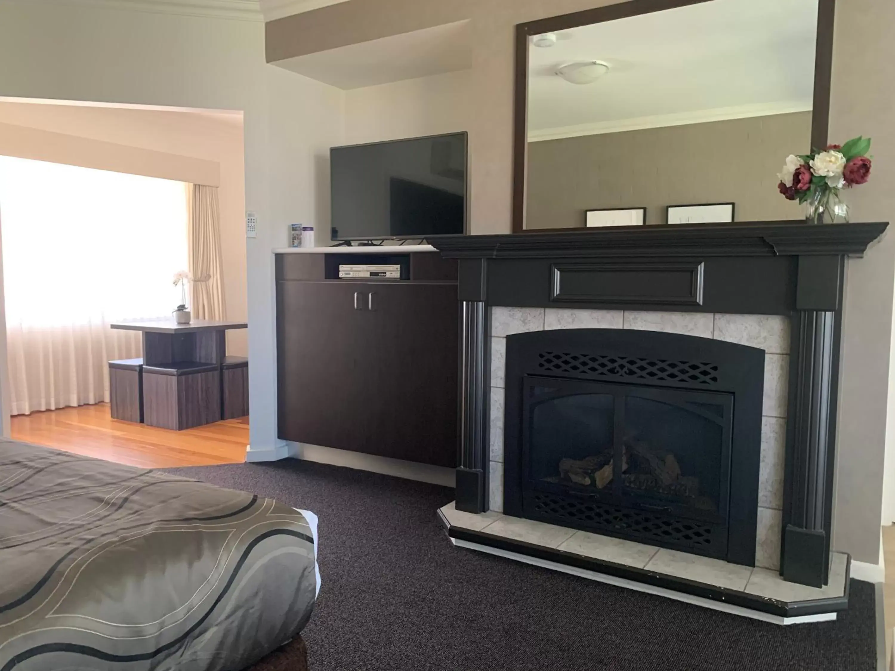 Bedroom, TV/Entertainment Center in Blazing Stump Motel & Suites