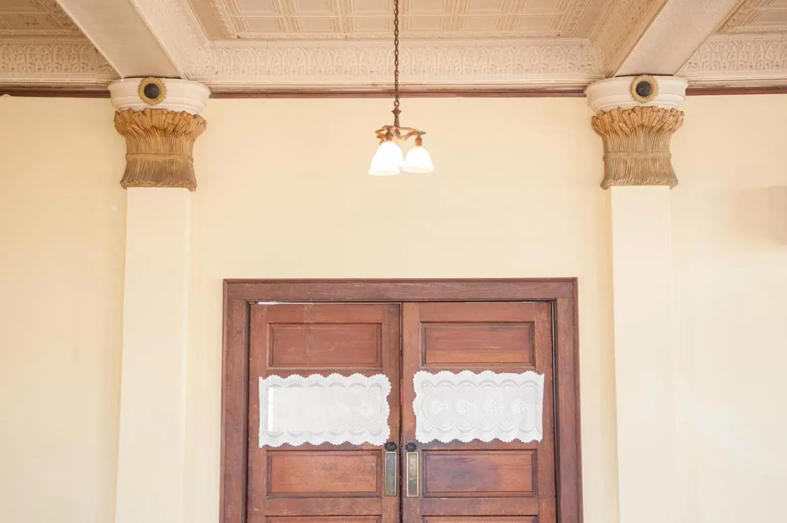 Facade/entrance in The Historic Wolf Hotel