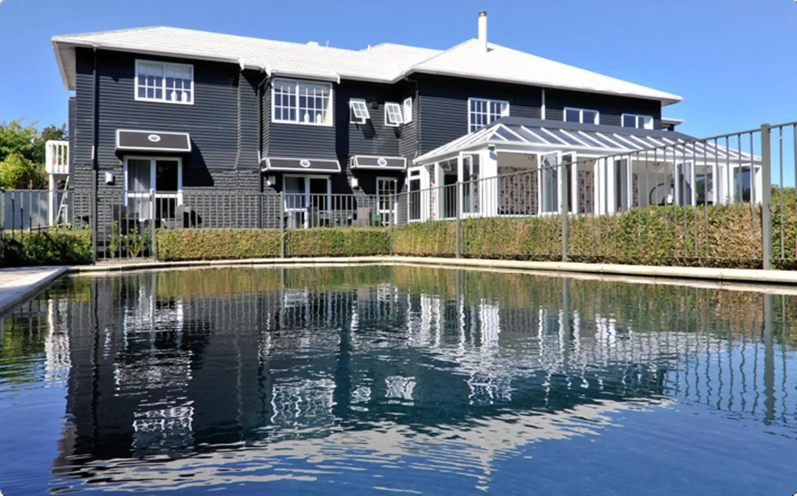 Property Building in Black Swan Lakeside Lodge Boutique Hotel