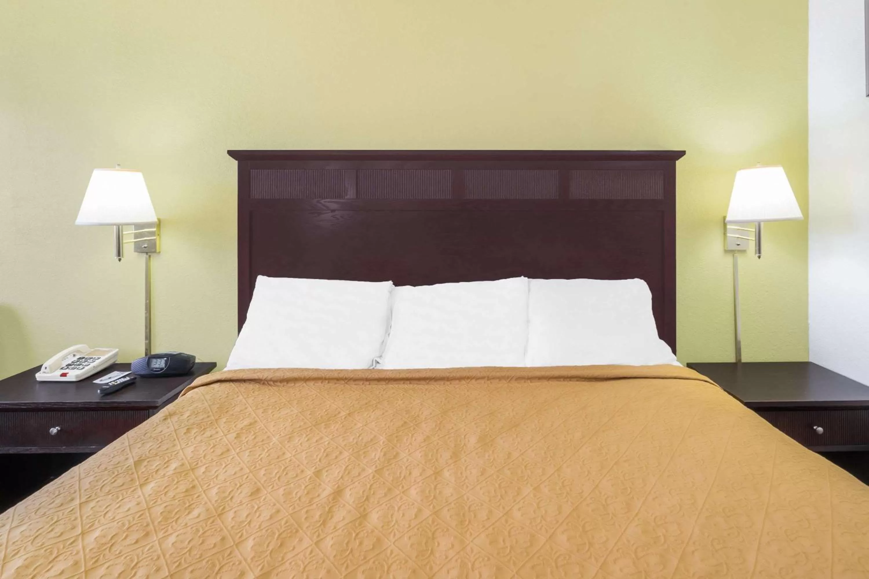 Photo of the whole room, Bed in Knights Inn Chattanooga