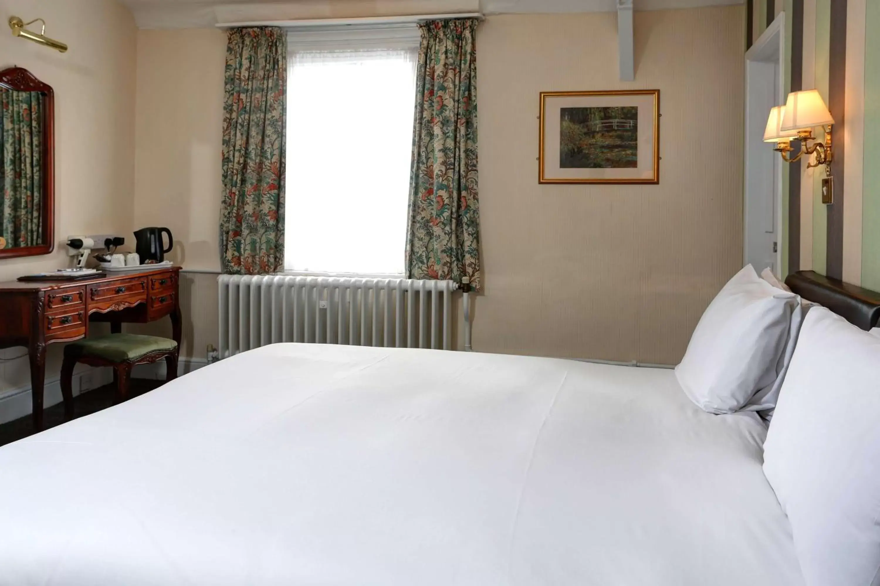 Photo of the whole room, Bed in Best Western The George Hotel, Swaffham