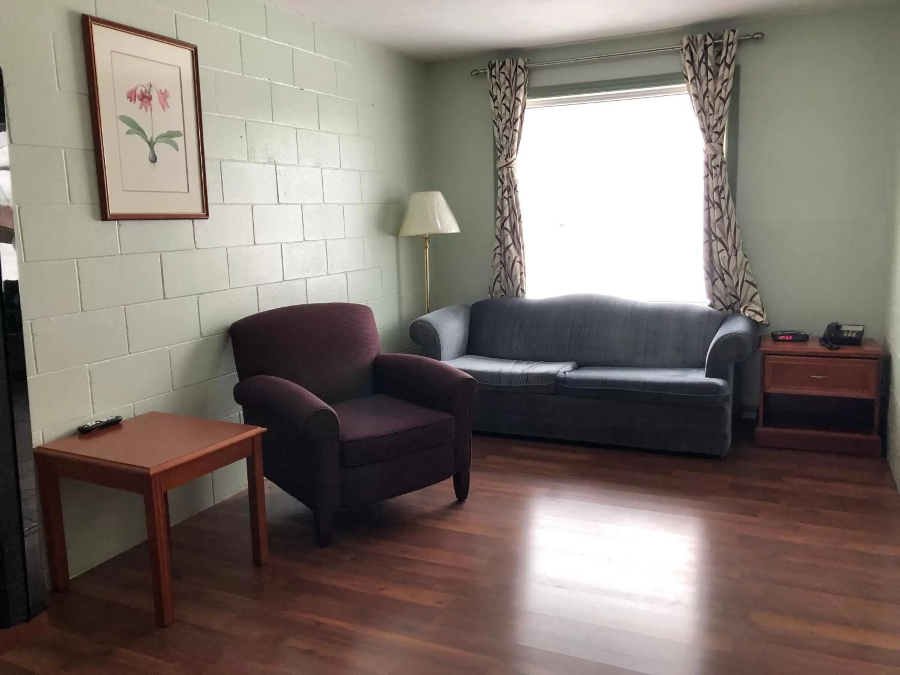 Living room, Seating Area in Chimo Motel