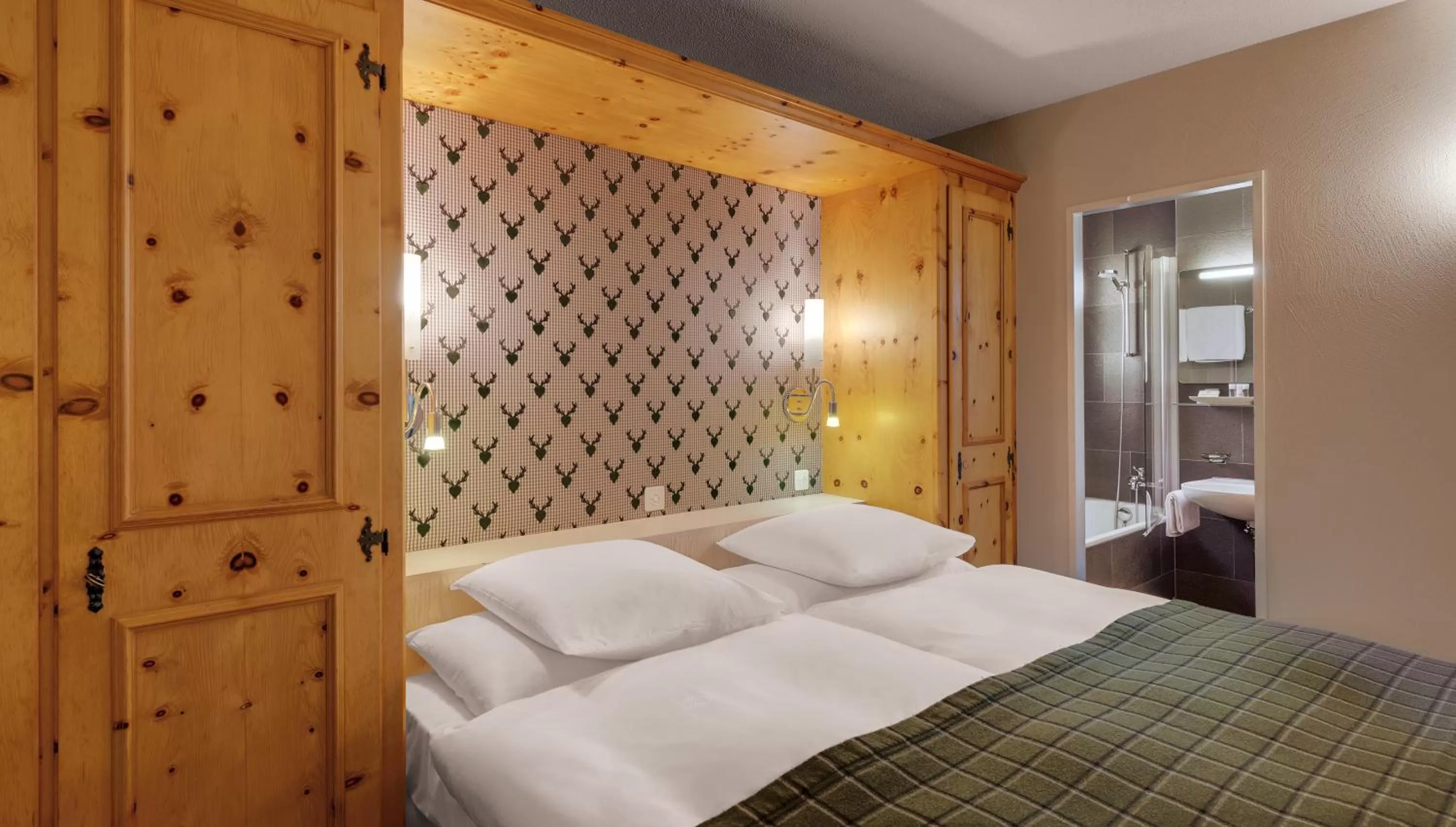 Photo of the whole room, Bed in Morosani Posthotel