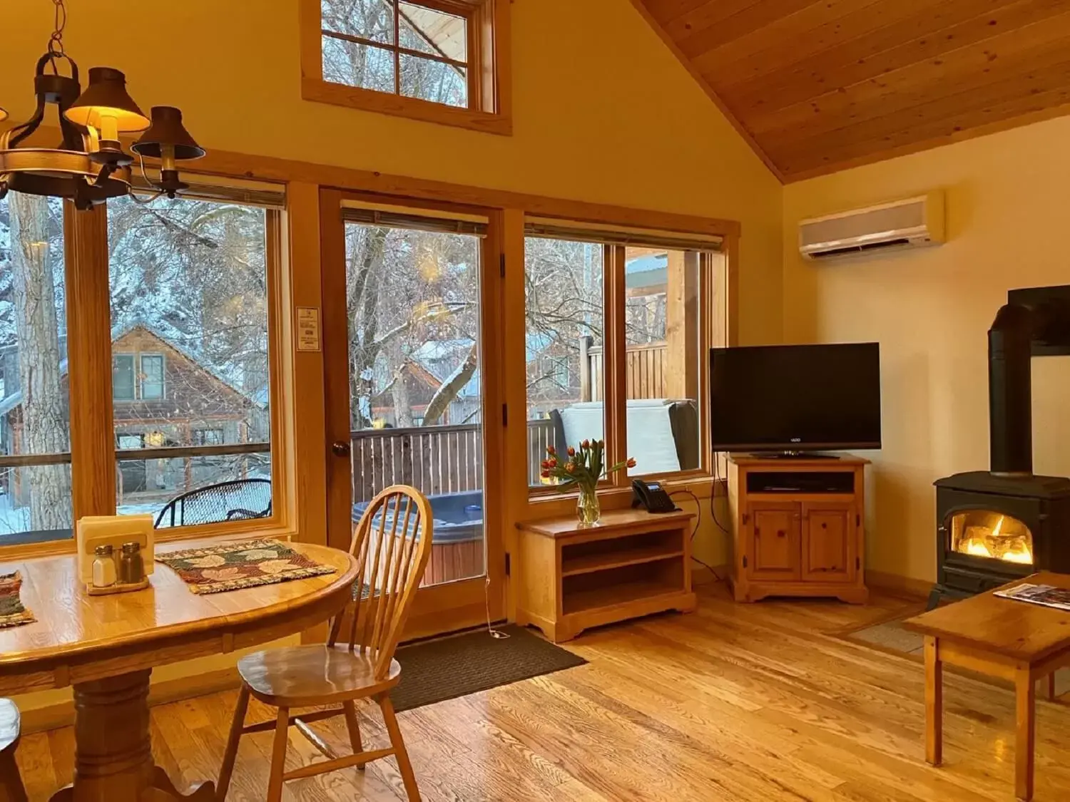 Hot Tub, TV/Entertainment Center in River's Edge Resort