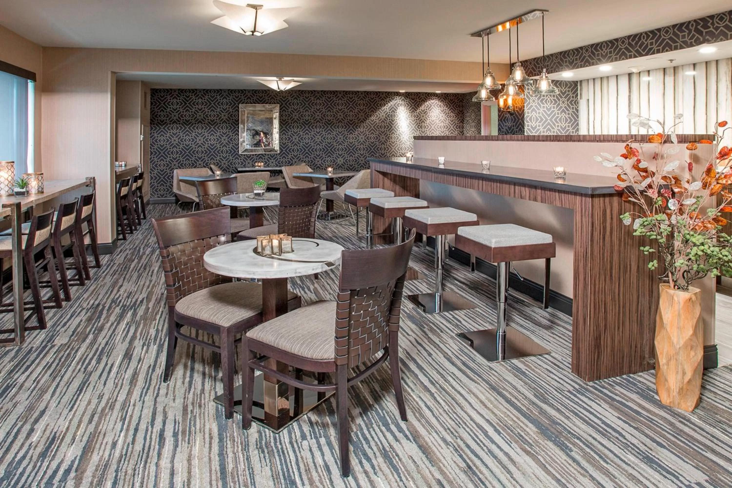 Lounge or bar in Rochester Airport Marriott