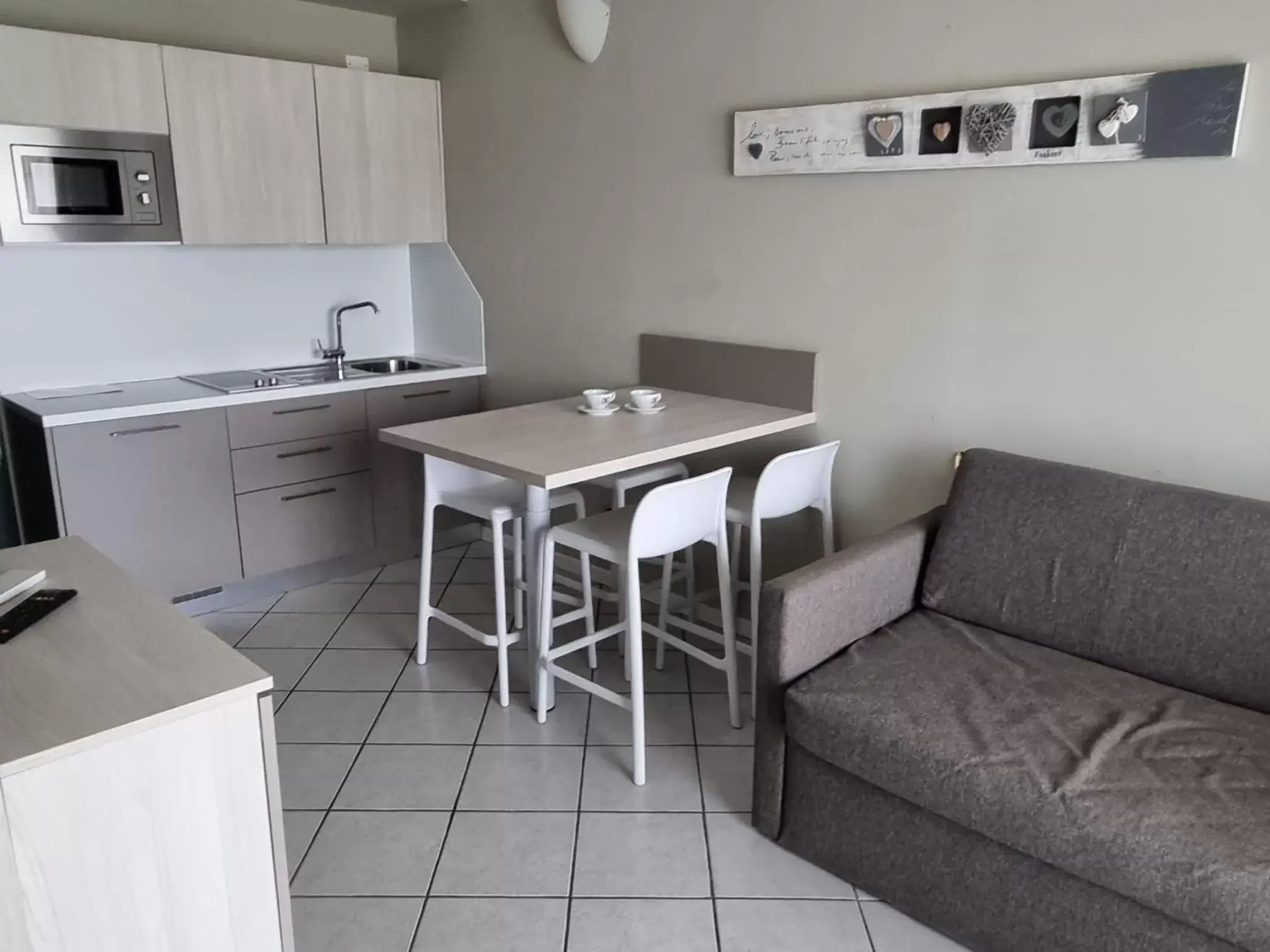 Kitchen or kitchenette, Dining Area in Le Terrazze sul Lago Hotel & Residence