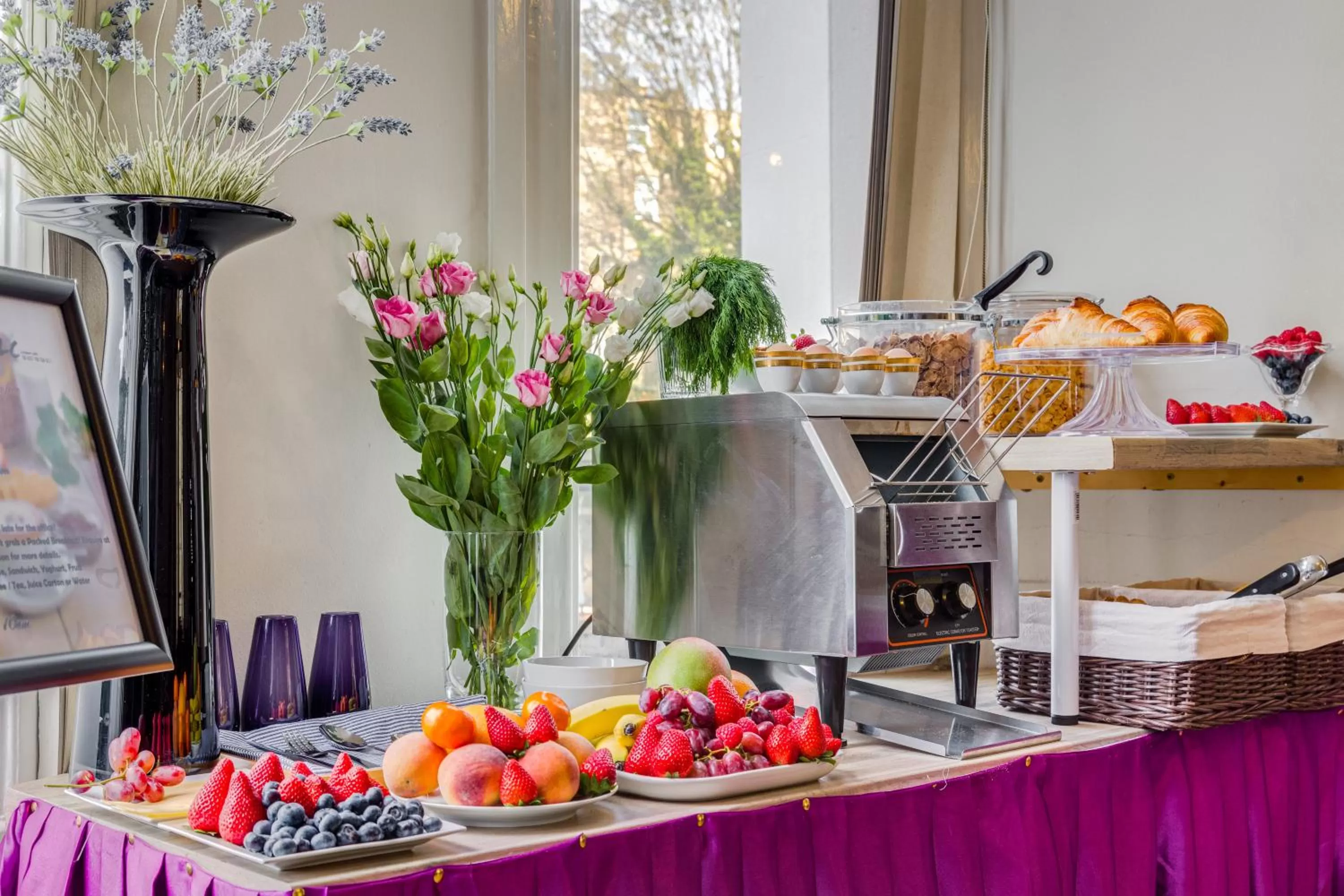 Restaurant/places to eat in 1 Lexham Gardens Hotel