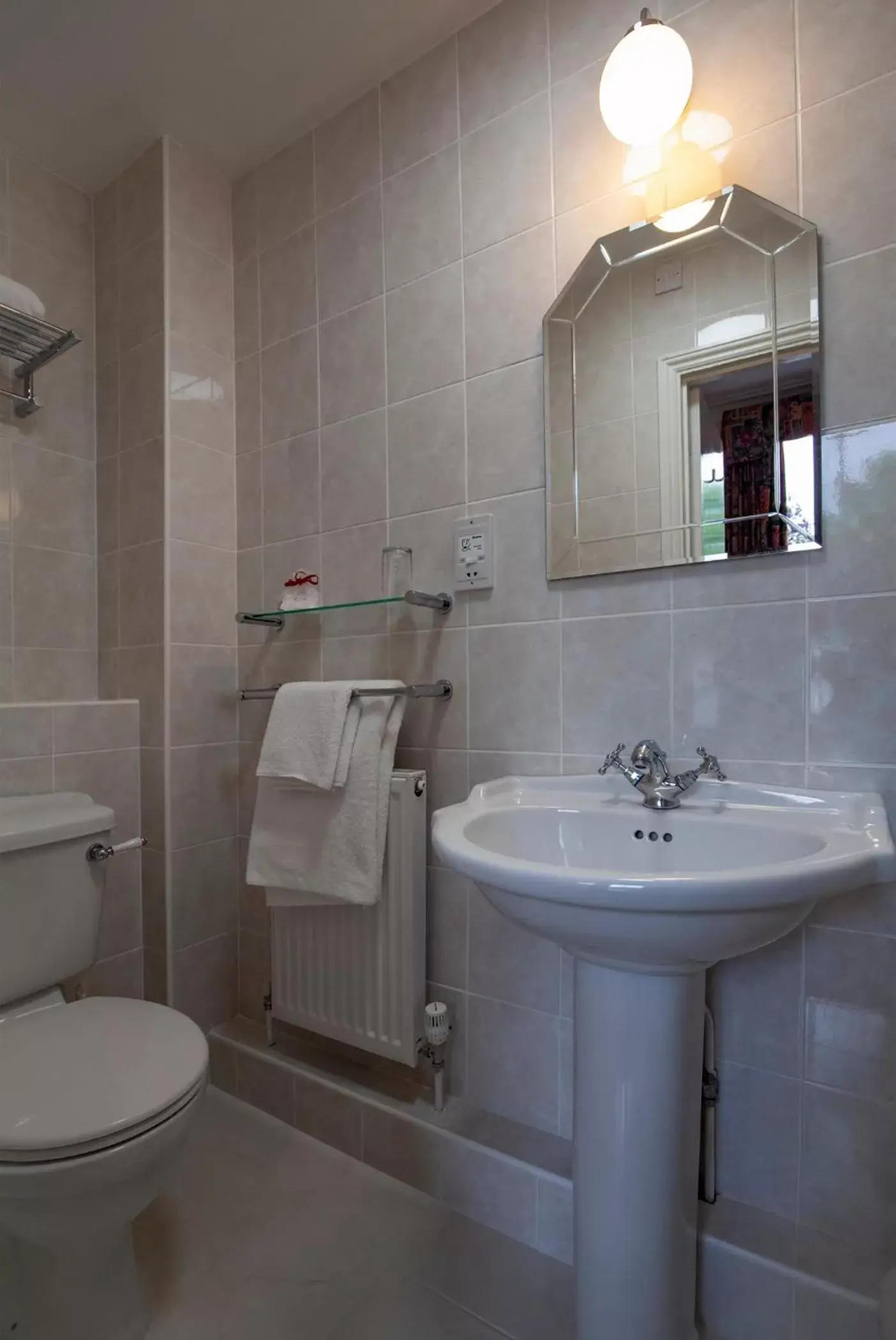 Bathroom in Arundel House Hotel