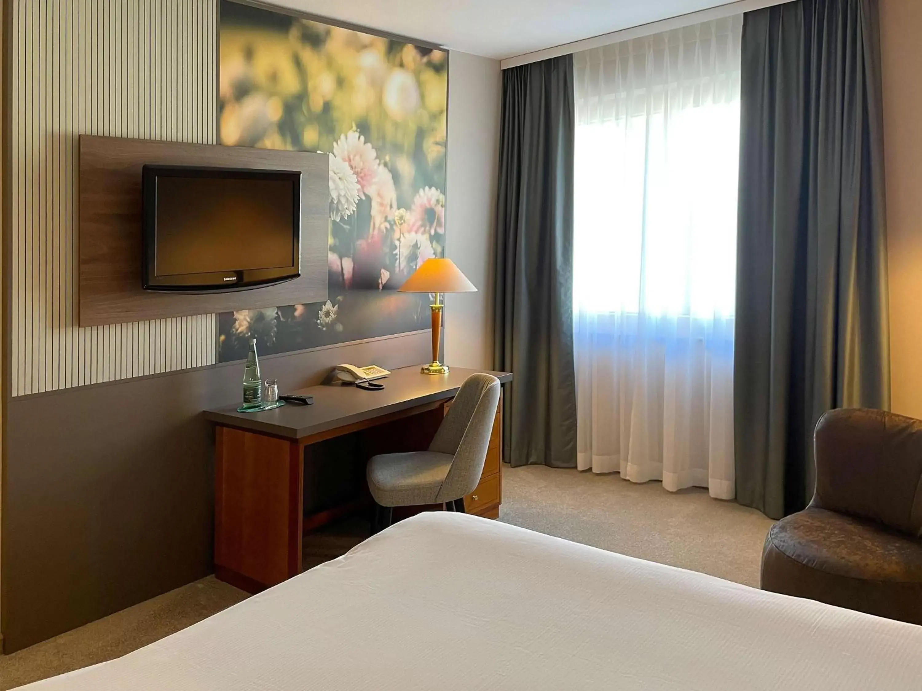 Bedroom, TV/Entertainment Center in Mercure Hotel Gera City