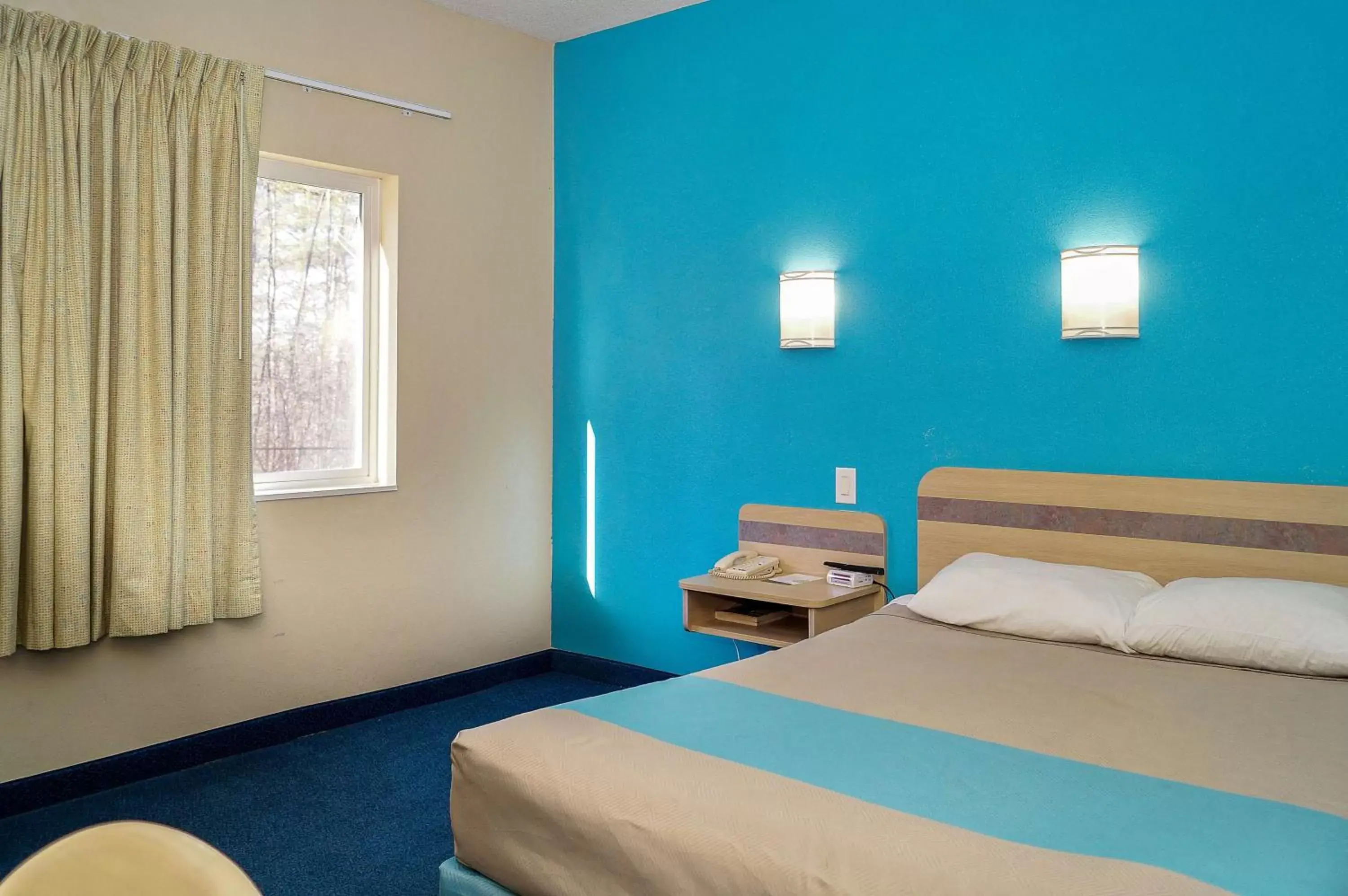 Bedroom, Room Photo in Motel 6-Peterborough, ON