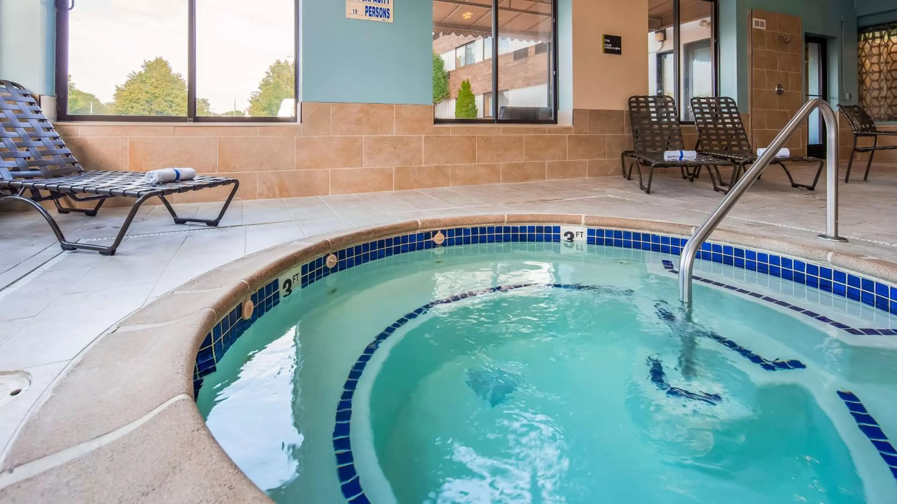 Hot Tub, Swimming Pool in Best Western Warren Hotel