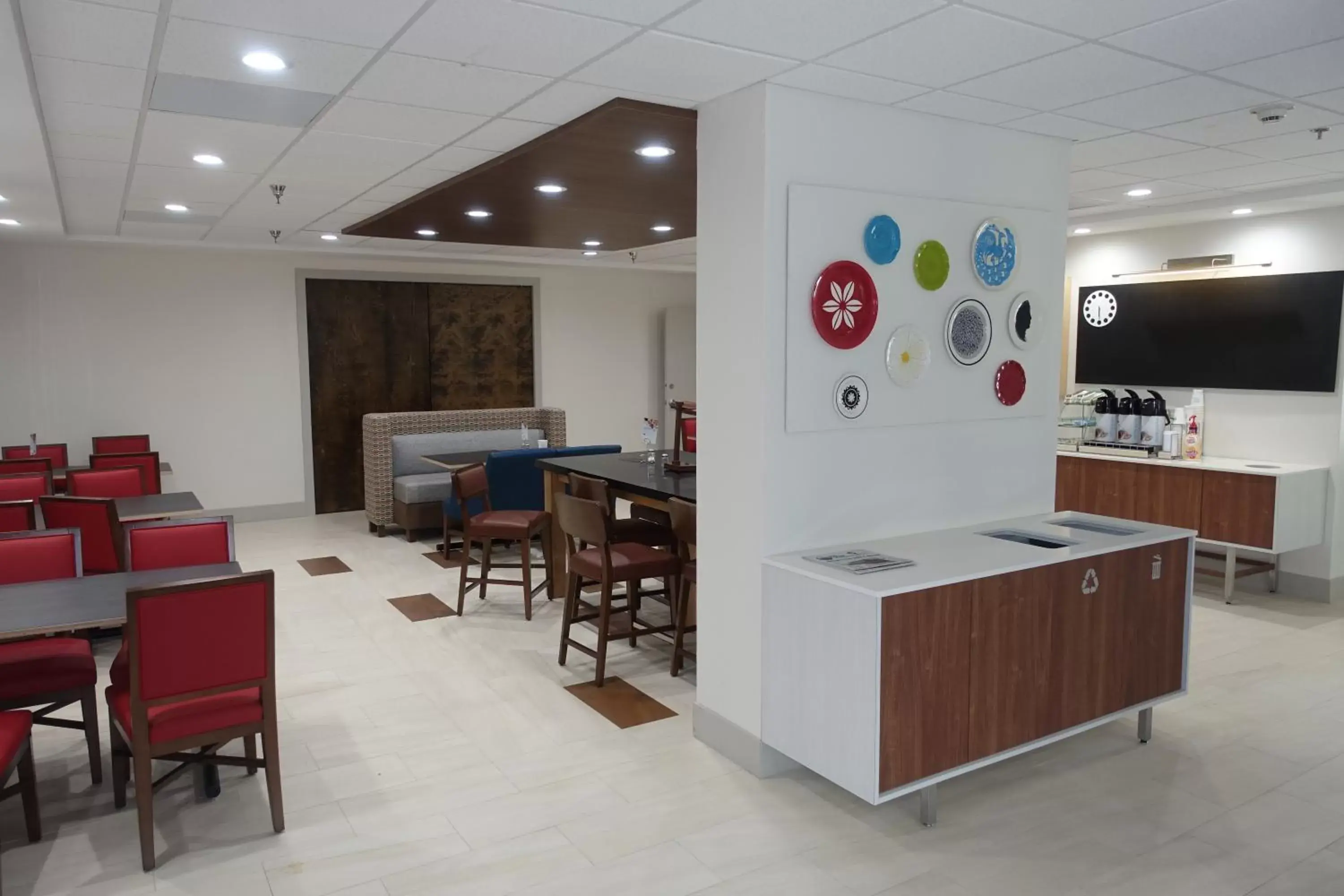 Breakfast in Holiday Inn Express & Suites Brentwood Breakfast in Holiday Inn Express & Suites Brentwood