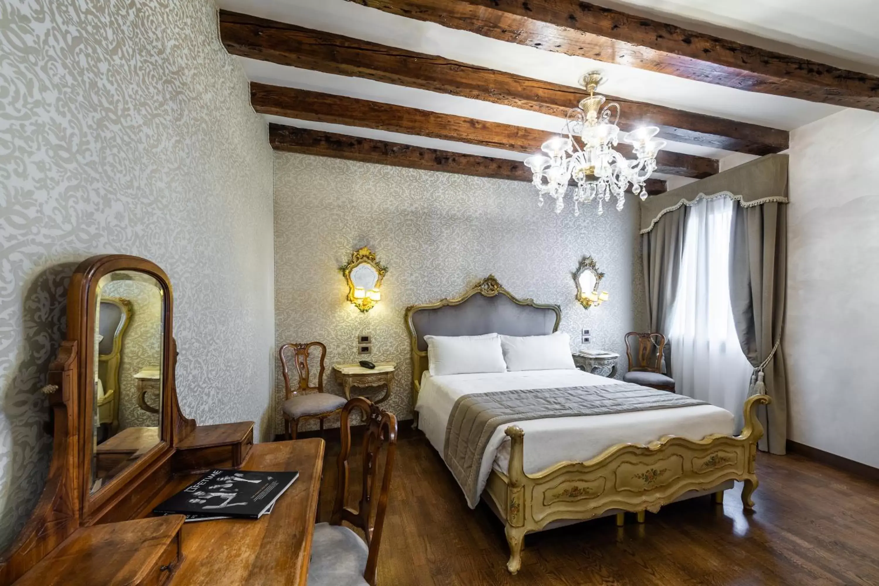 Photo of the whole room, Bed in Palazzo San Lorenzo