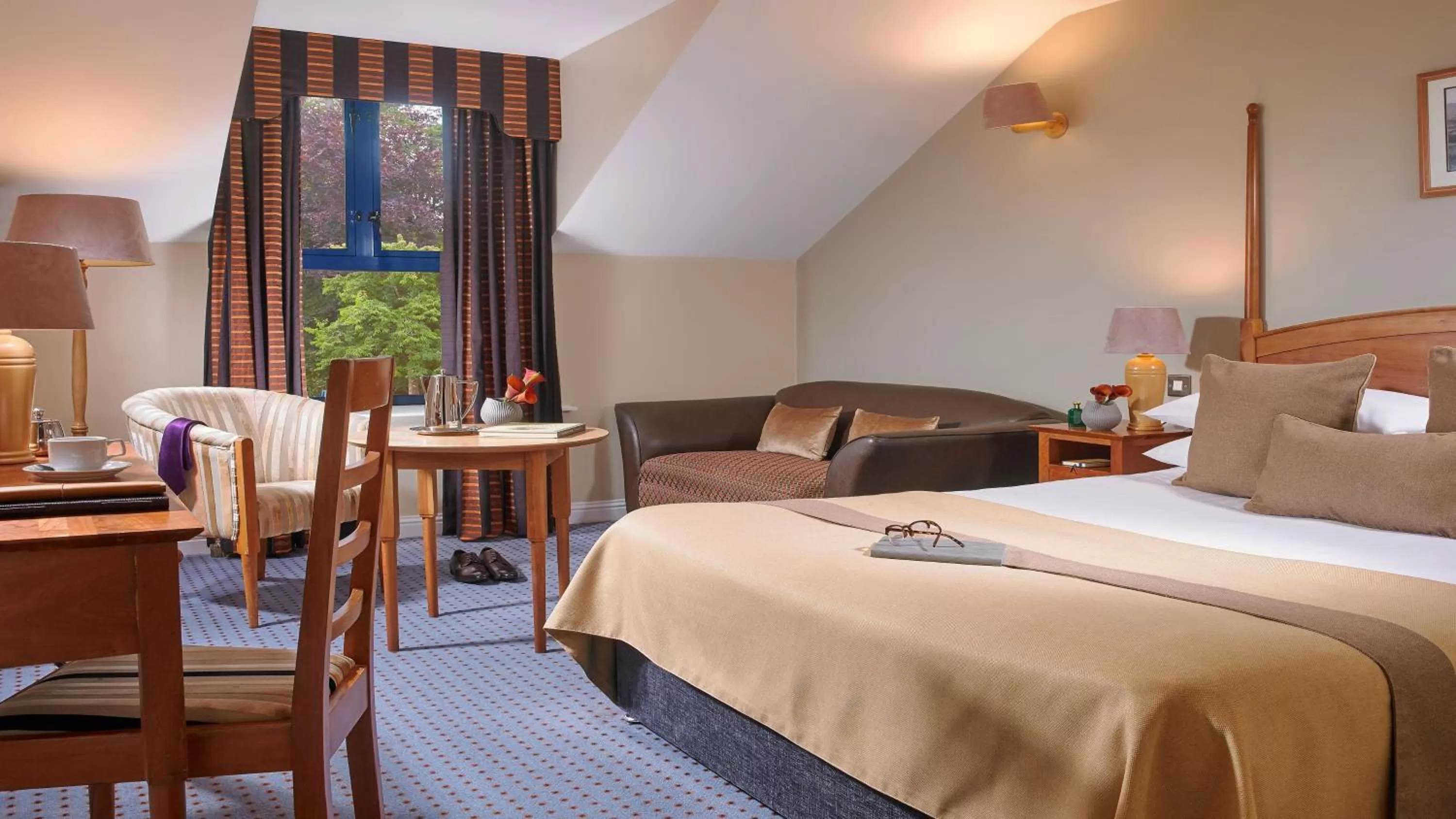 Photo of the whole room, Bed in The Parkavon Hotel