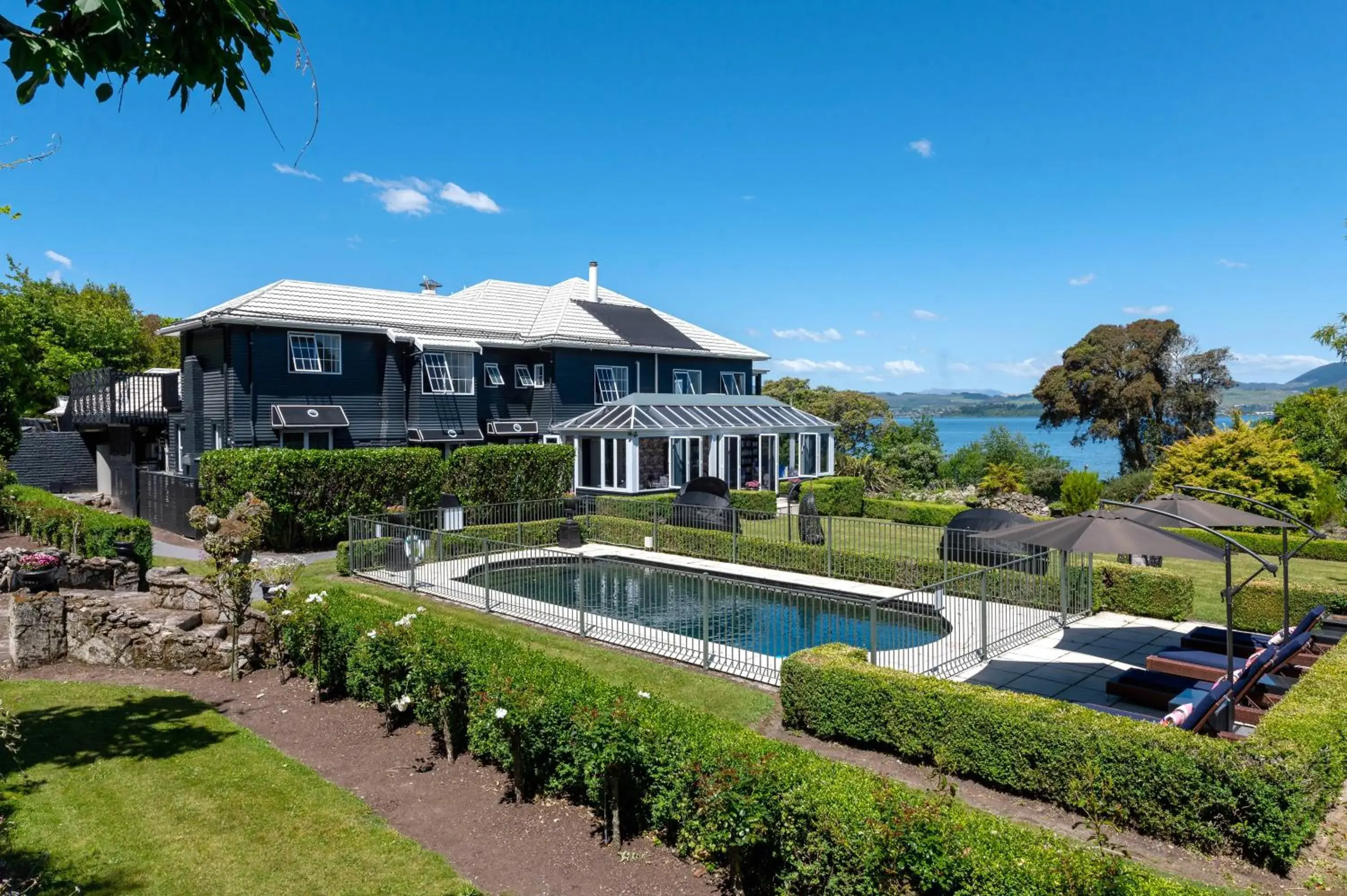 Garden in Black Swan Lakeside Lodge Boutique Hotel