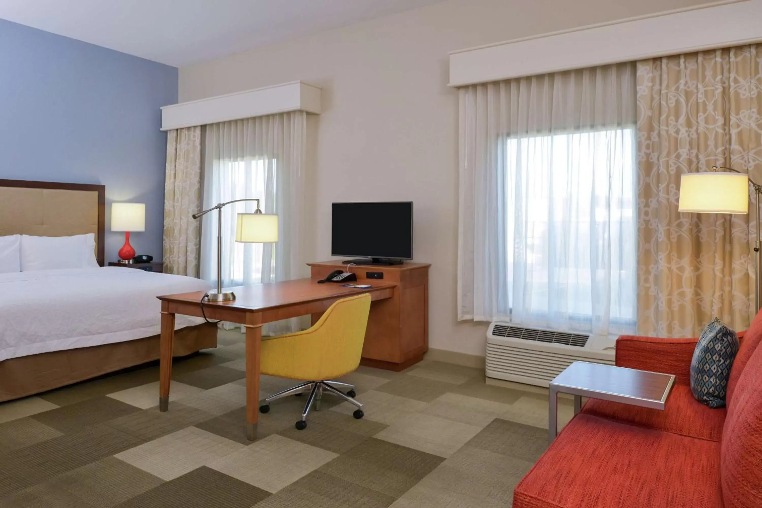 Bedroom, TV/Entertainment Center in Hampton Inn & Suites by Hilton Lonoke