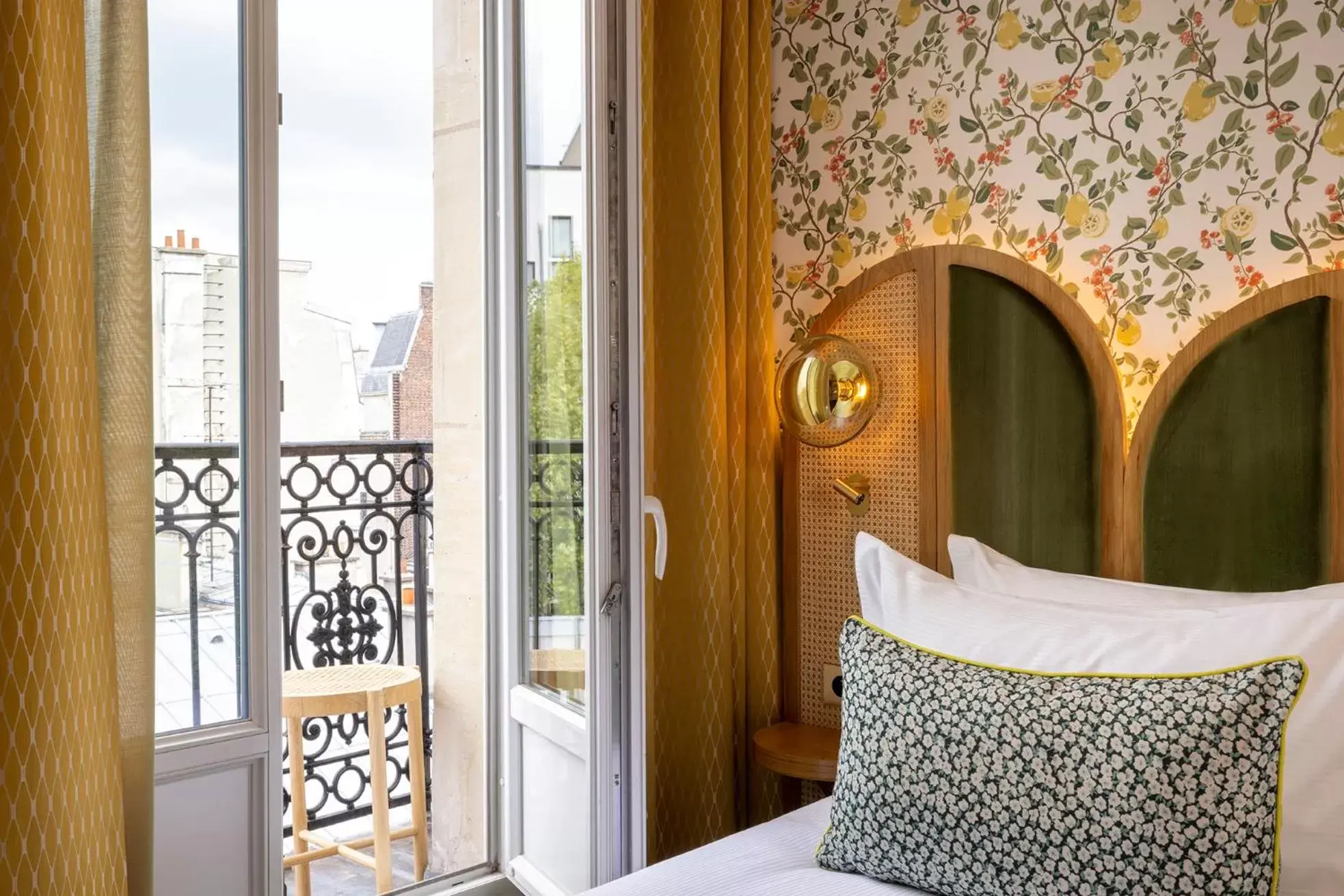 Bedroom in Hôtel Jardin de Cluny