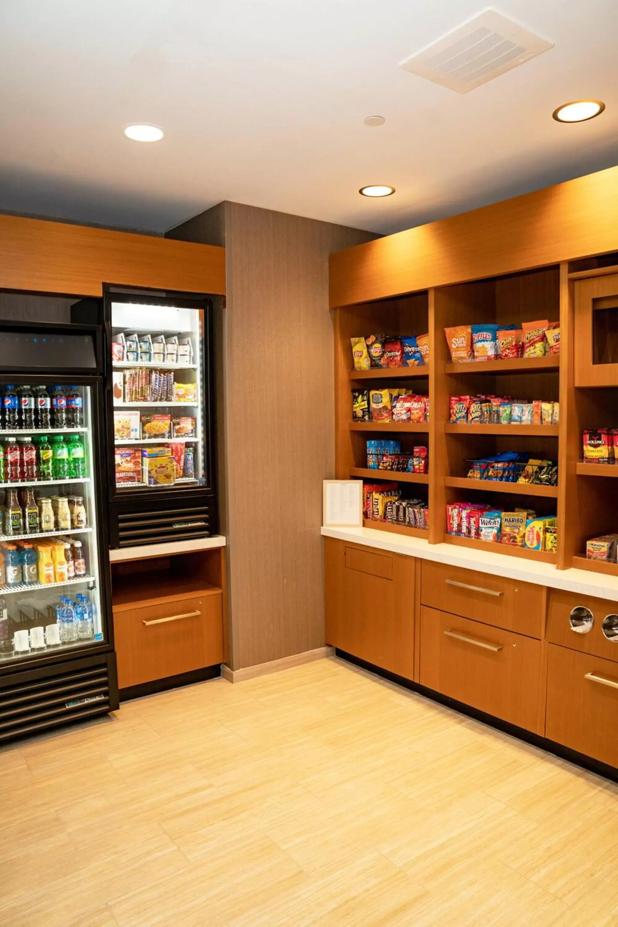 On-site shops, Supermarket/Shops in SpringHill Suites by Marriott Woodbridge