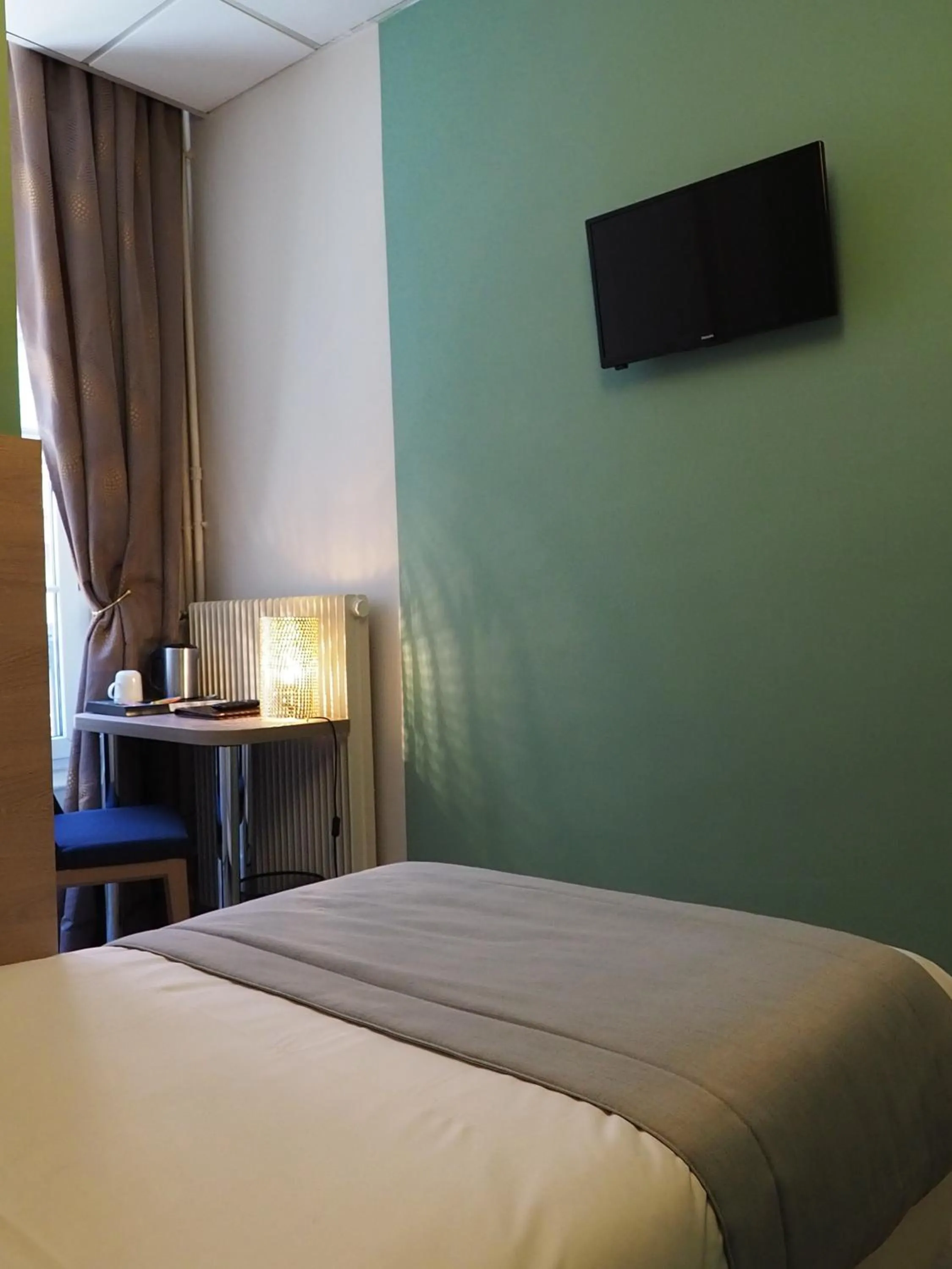 Bed in Hôtel du Dauphin