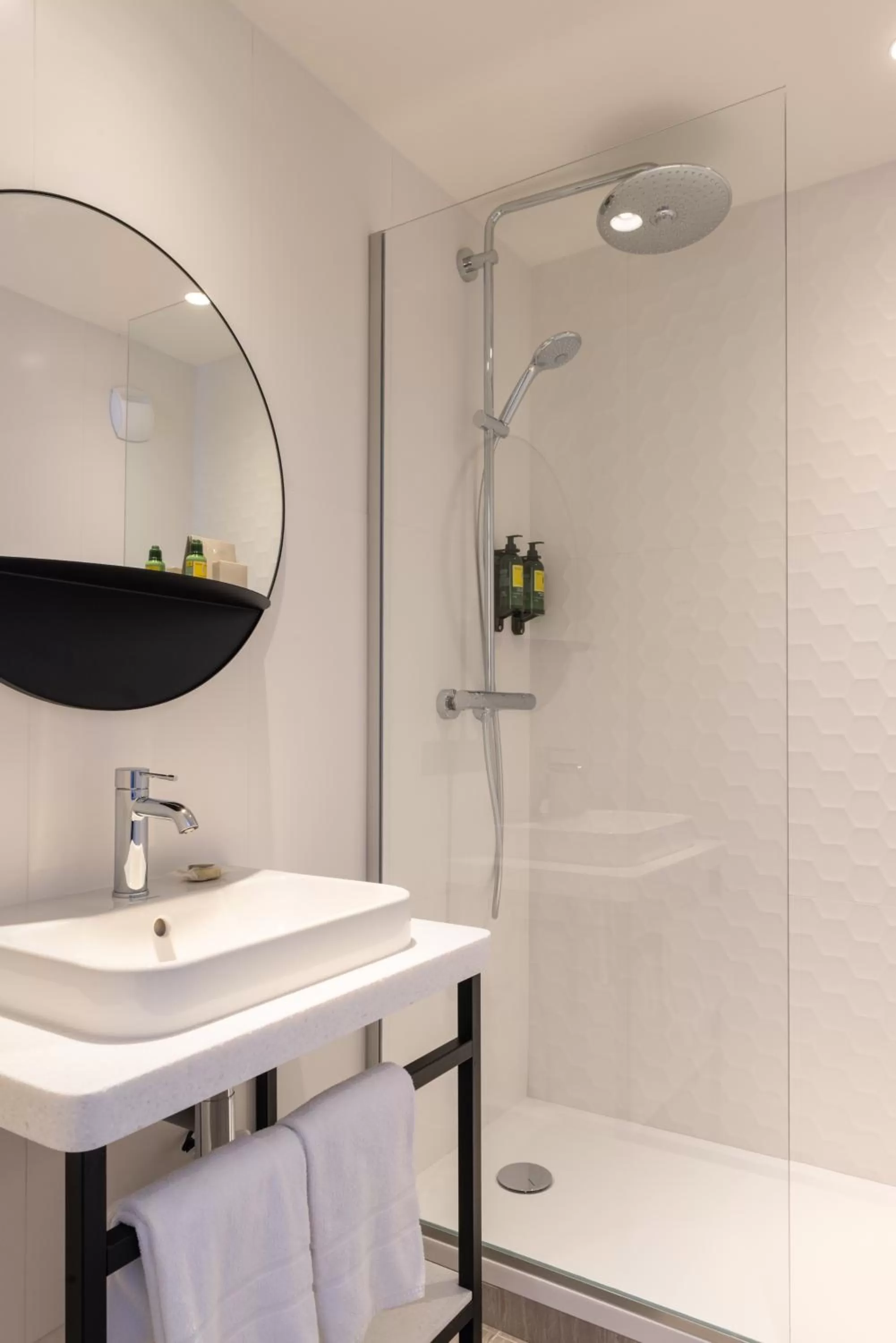 Shower in Leonardo Boutique Hotel Paris Opera