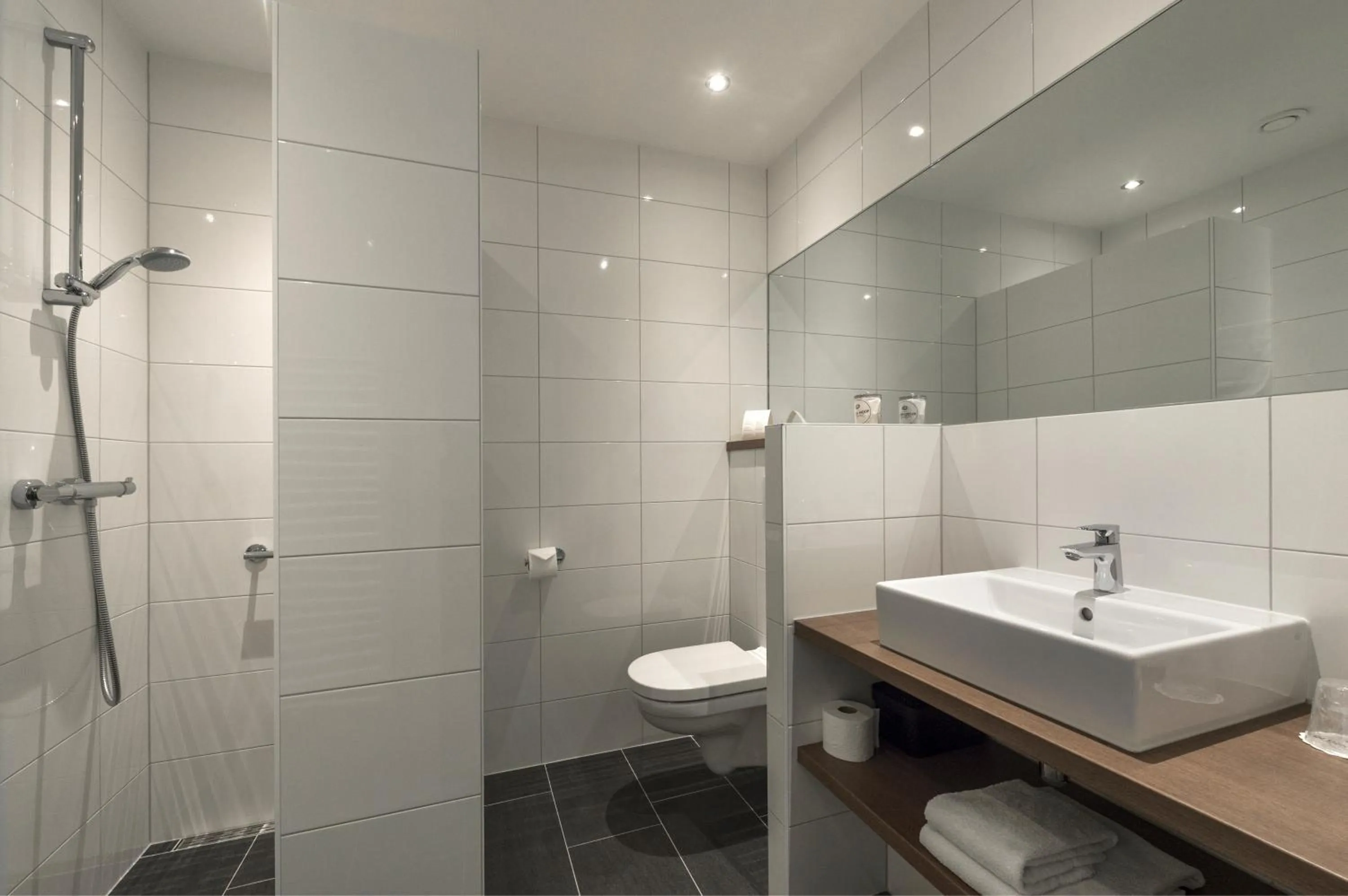 Shower in Hotel Restaurant in den Hoof