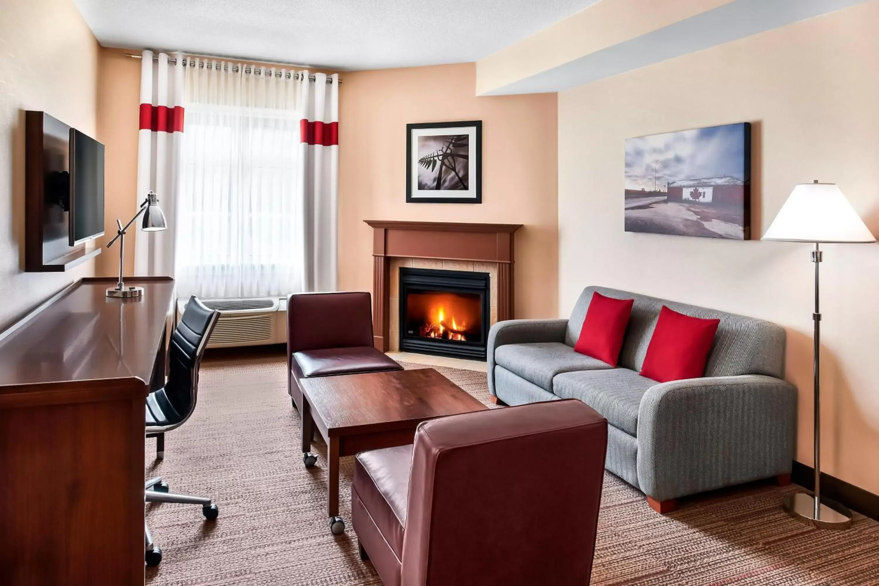Living room, Seating Area in Four Points by Sheraton Barrie