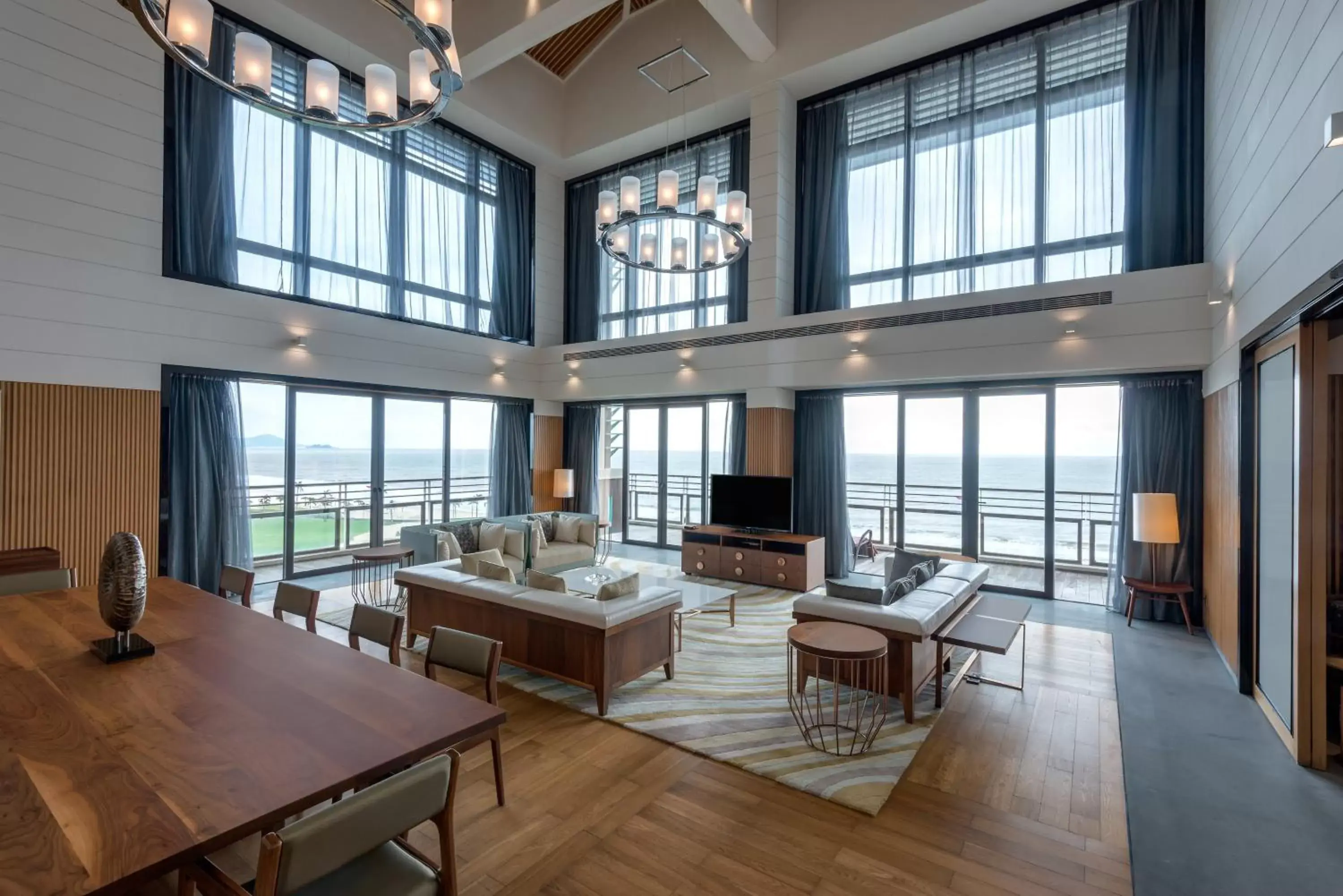 Photo of the whole room, Restaurant/Places to Eat in Crowne Plaza Hailing Island, an IHG Hotel Photo of the whole room, Restaurant/Places to Eat in Crowne Plaza Hailing Island, an IHG Hotel