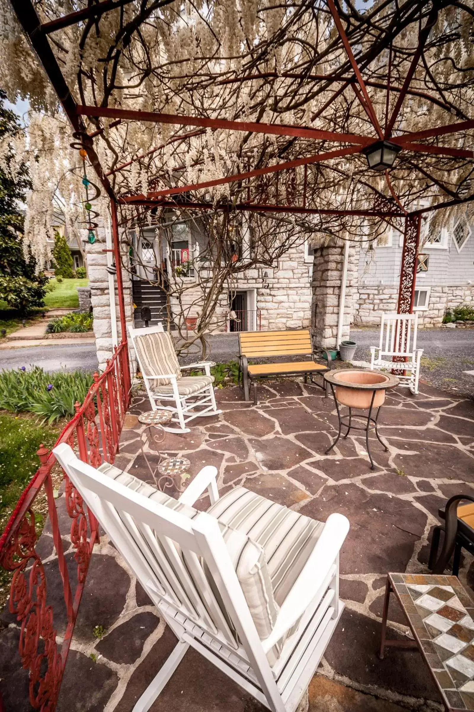 Patio in Friendly City Inn B&B