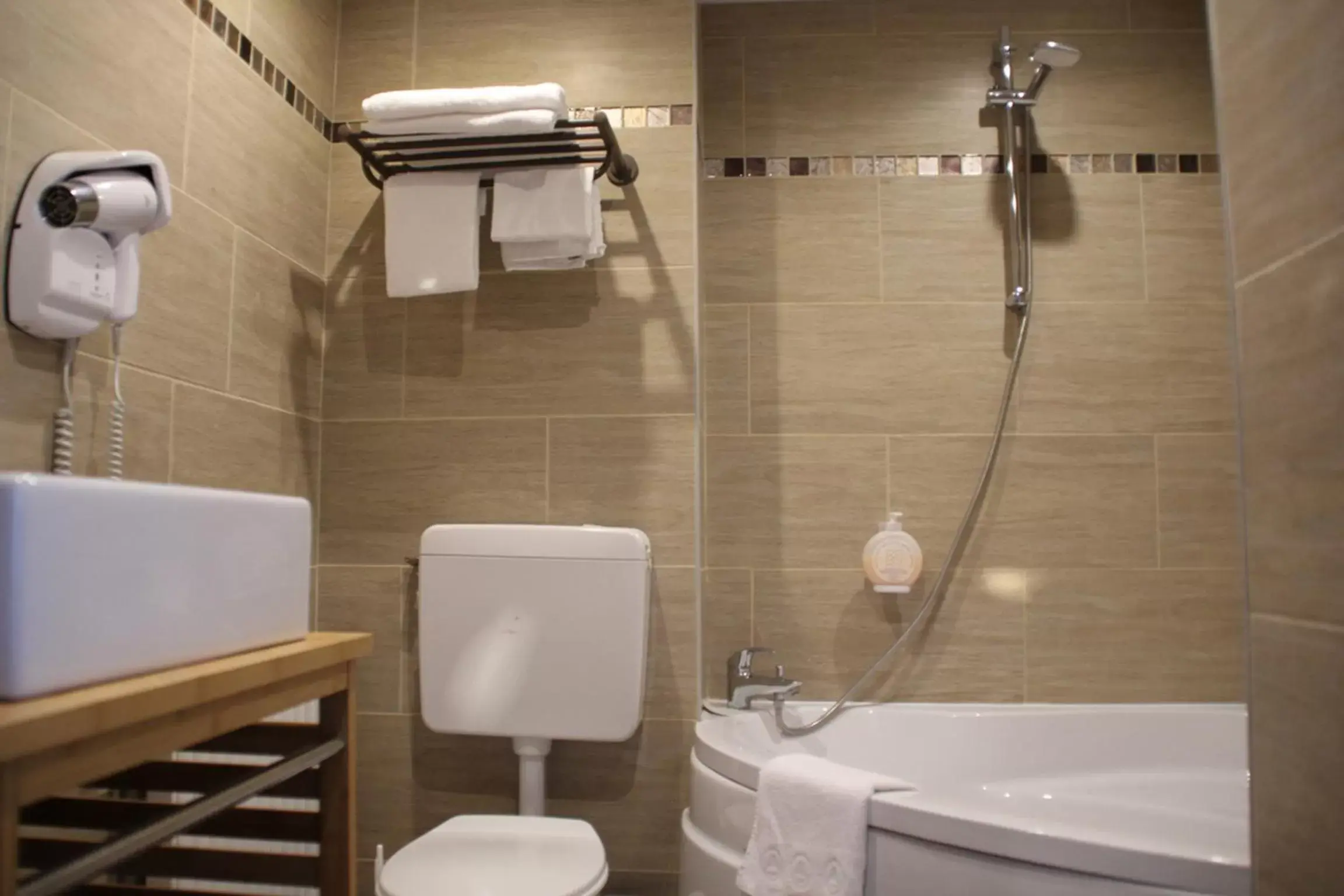 Toilet, Bathroom in The Originals Boutique, Hôtel Neptune, Berck-sur-Mer (Inter-Hotel)