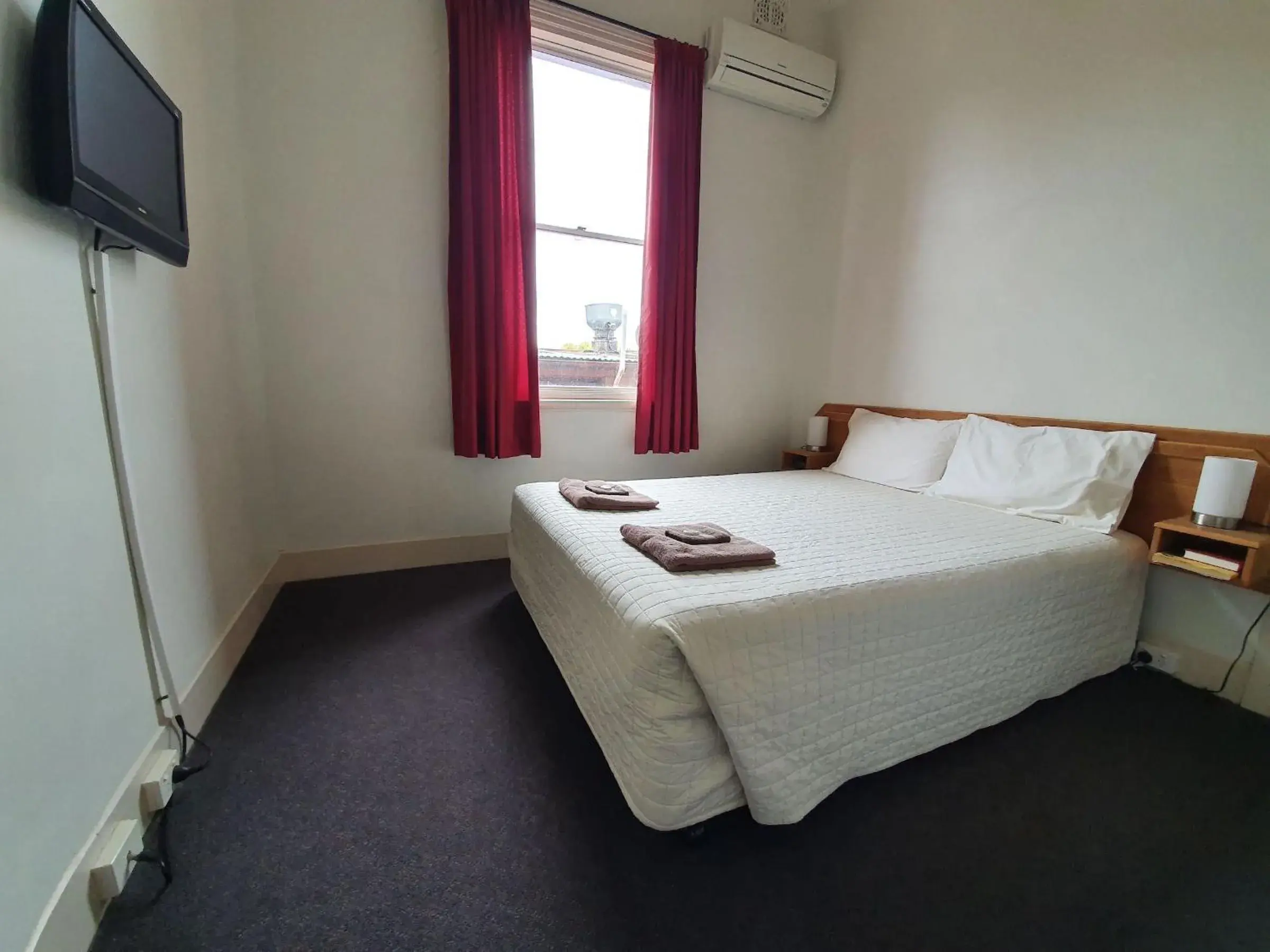 Photo of the whole room, Bed in Empire Hotel Goulburn