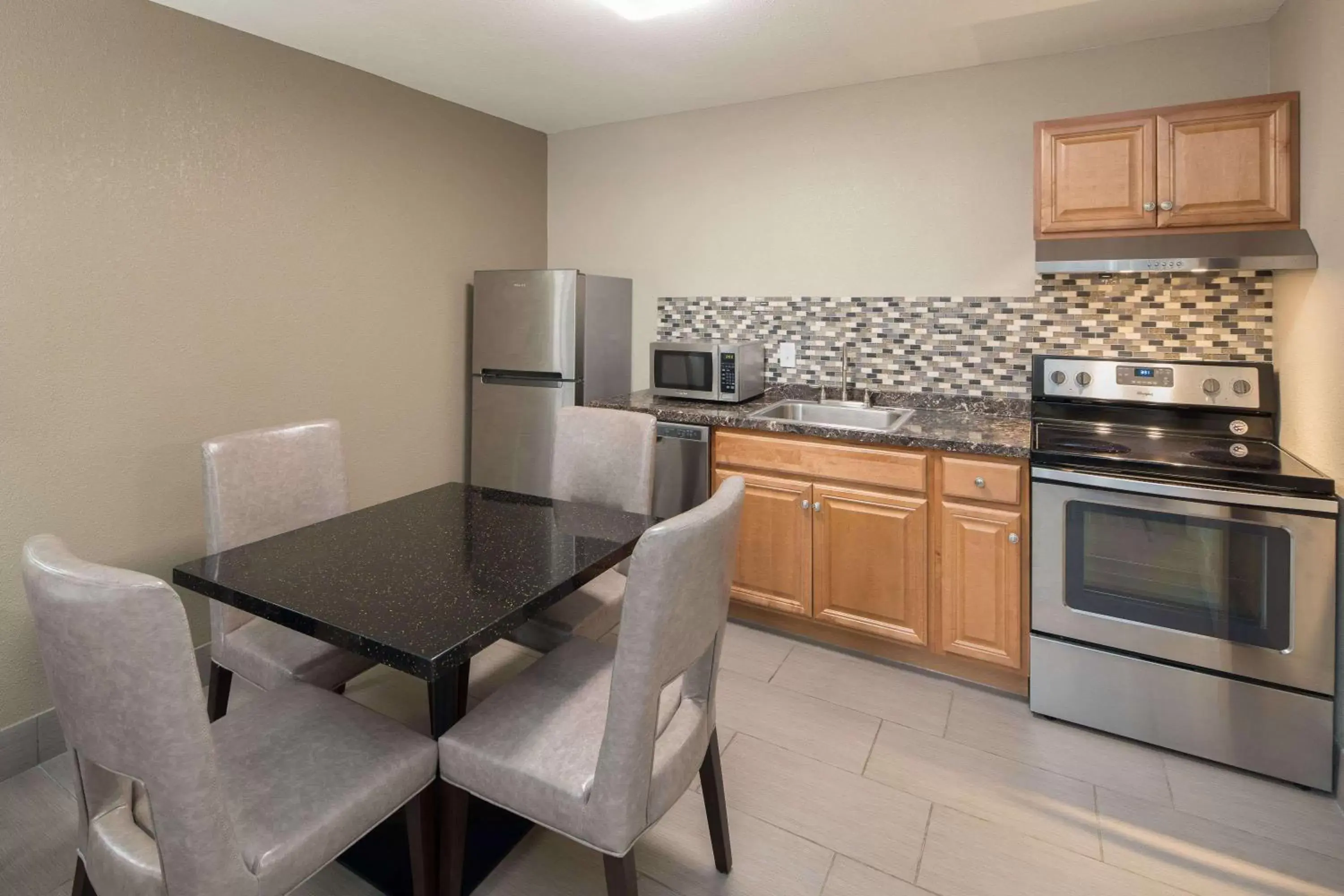 Kitchen or kitchenette, Kitchen/Kitchenette in Days Inn & Suites by Wyndham Athens