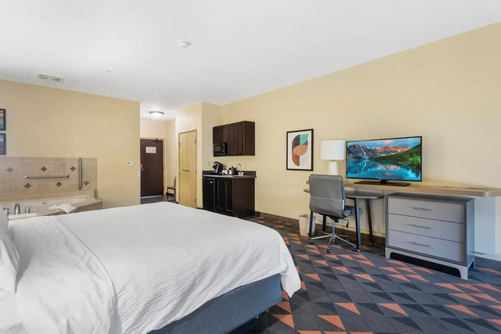 Bedroom, TV/Entertainment Center in Holiday Inn Hotel & Suites Waco Northwest, an IHG Hotel