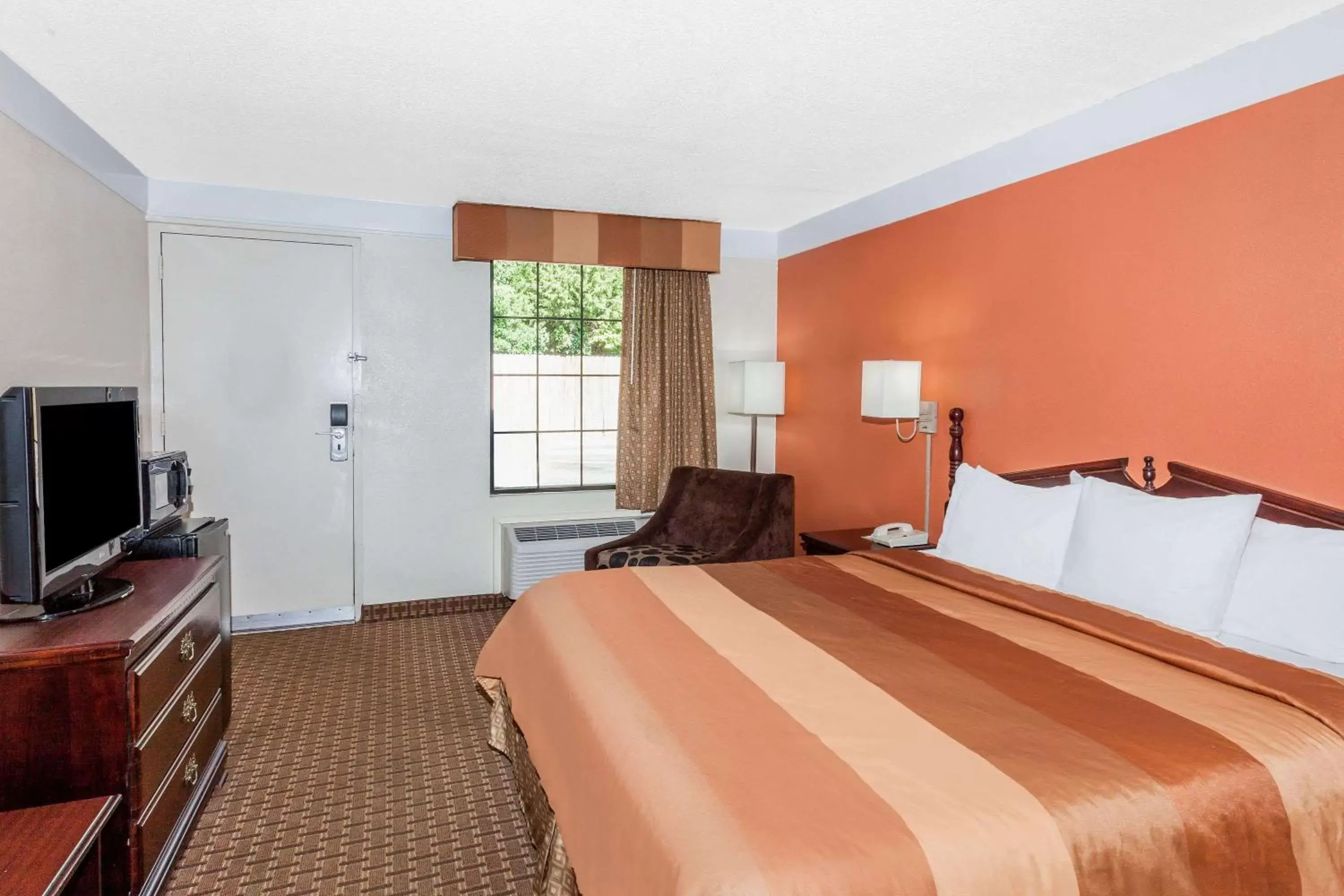 Photo of the whole room, Bed in Days Inn by Wyndham Dalton