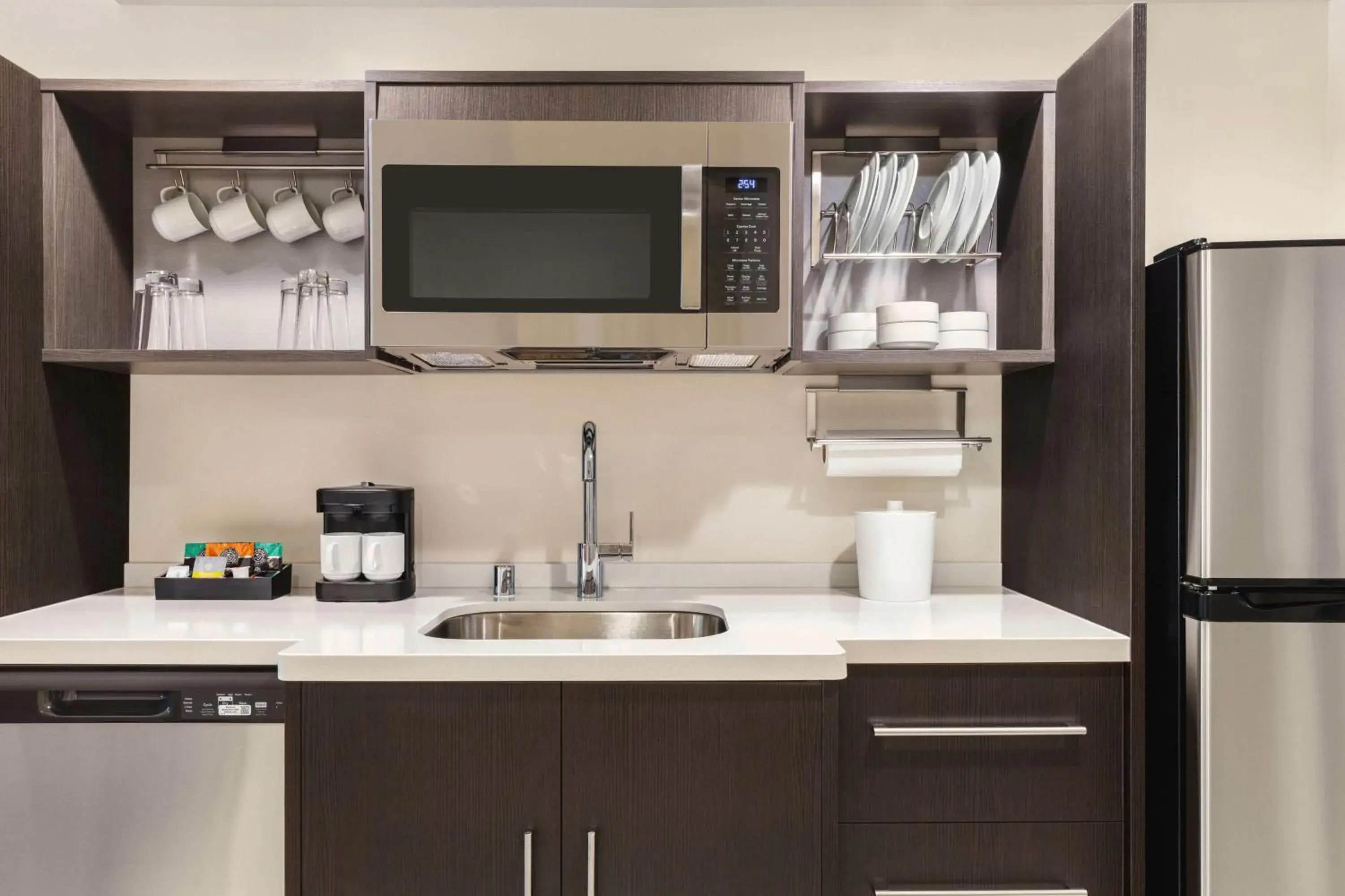 Kitchen or kitchenette, Kitchen/Kitchenette in Home2 Suites By Hilton Milwaukee West