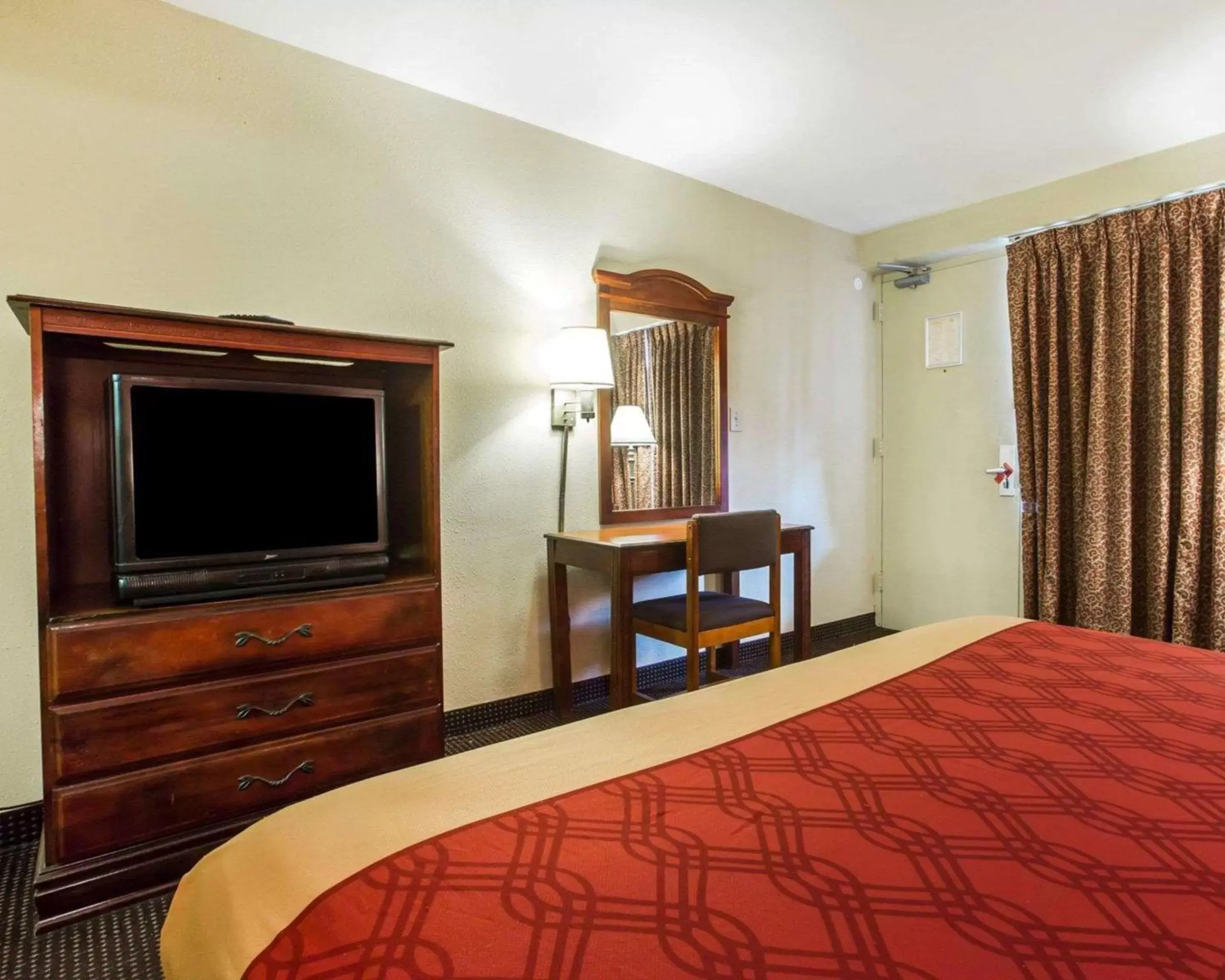 Photo of the whole room, TV/Entertainment Center in Econo Lodge Airport