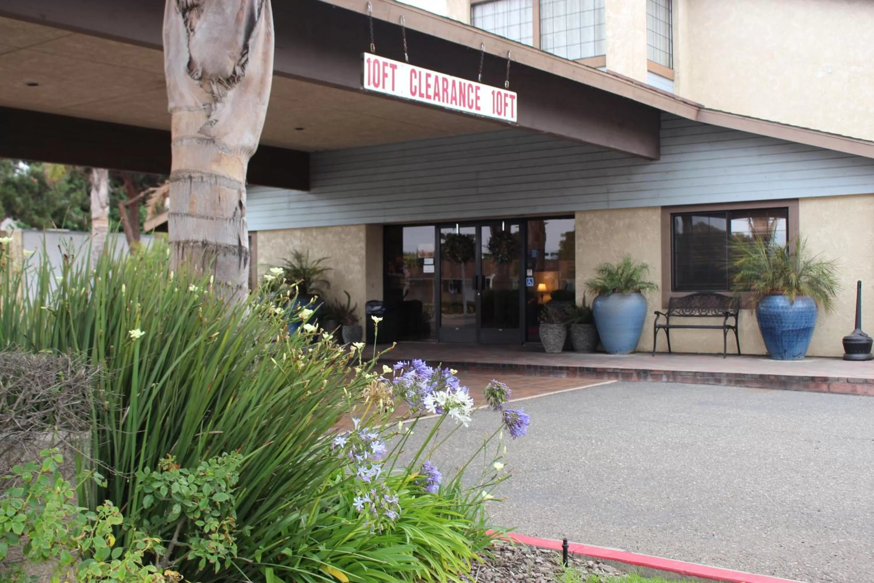 Facade/entrance in O'Cairns Inn and Suites