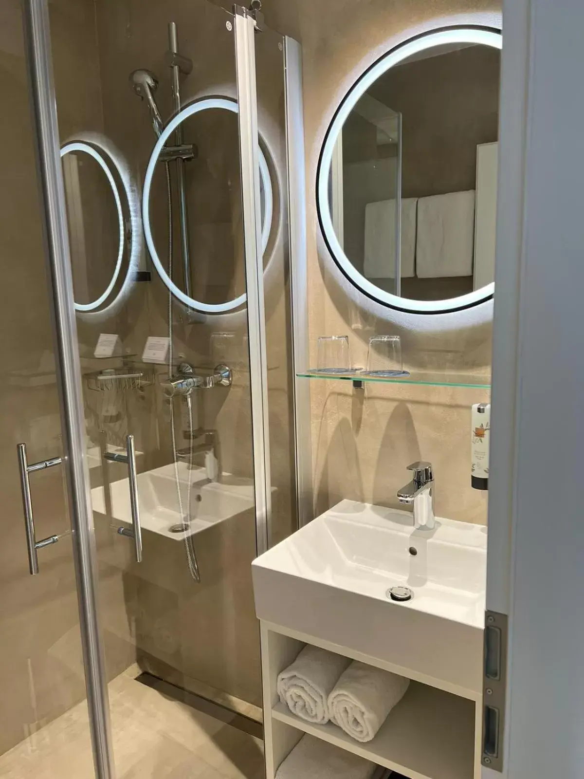 Shower, Bathroom in Hôtel de la Couronne