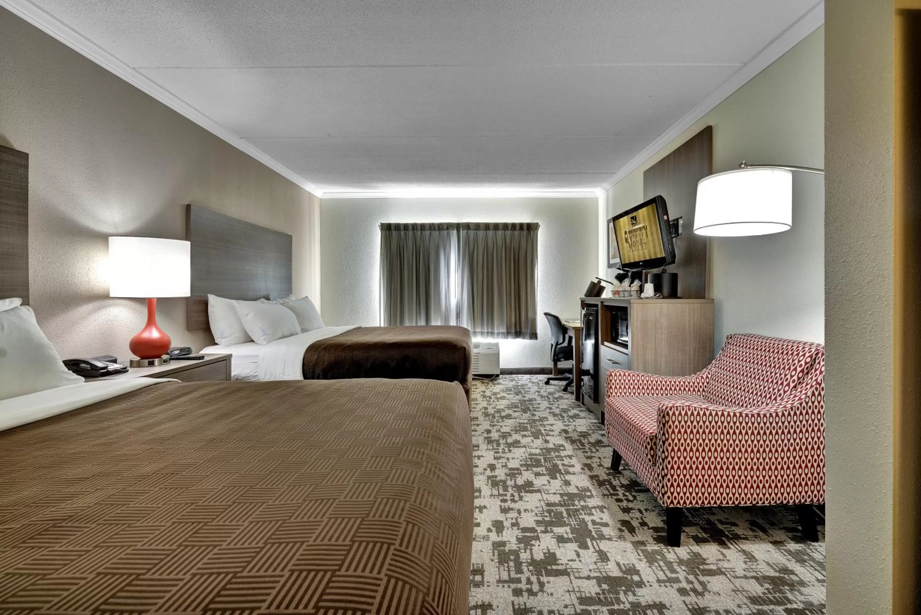 Photo of the whole room, Bed in Quality Hotel & Suites At The Falls