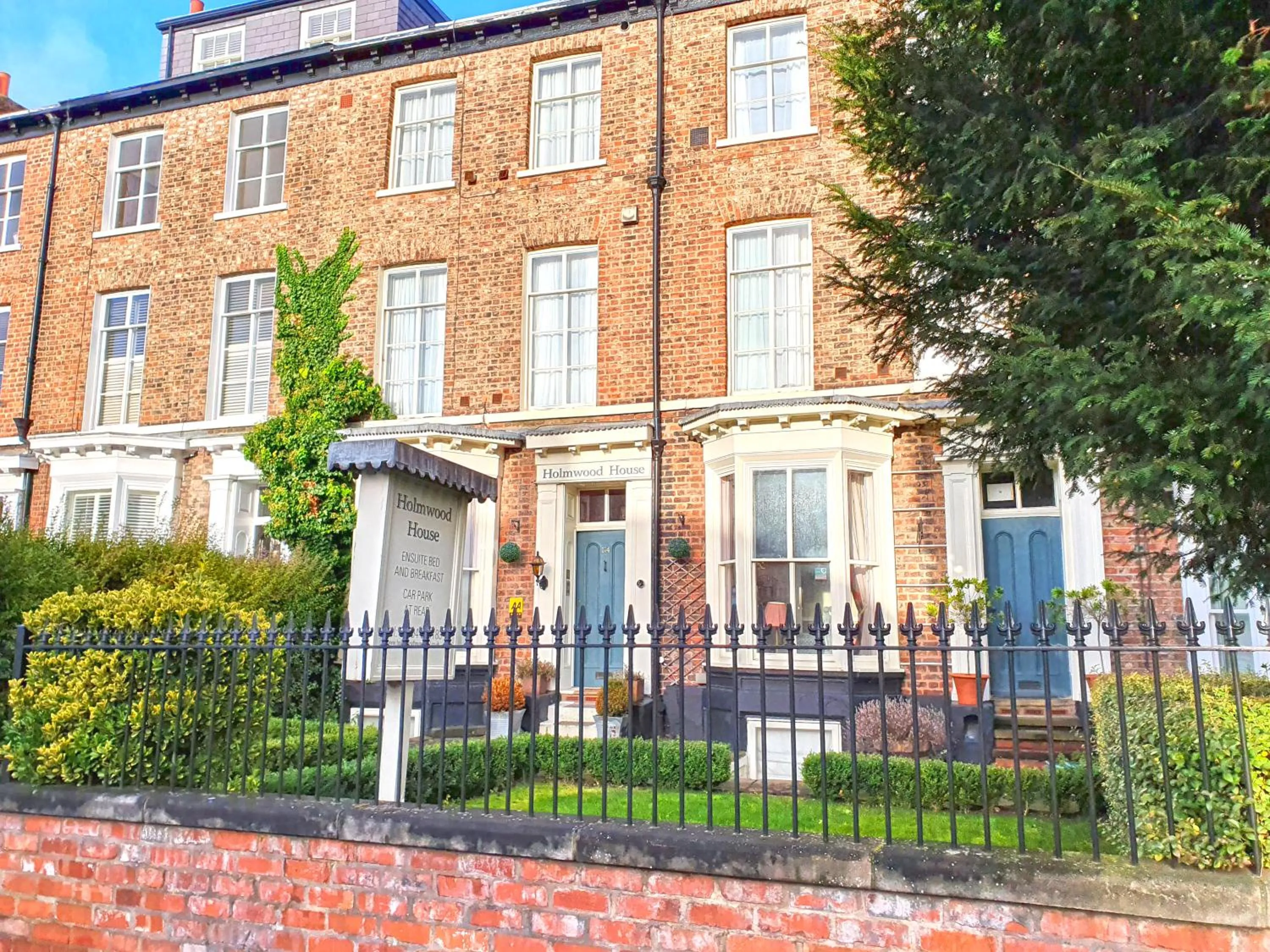 Property building in Holmwood House Guest Accommodation