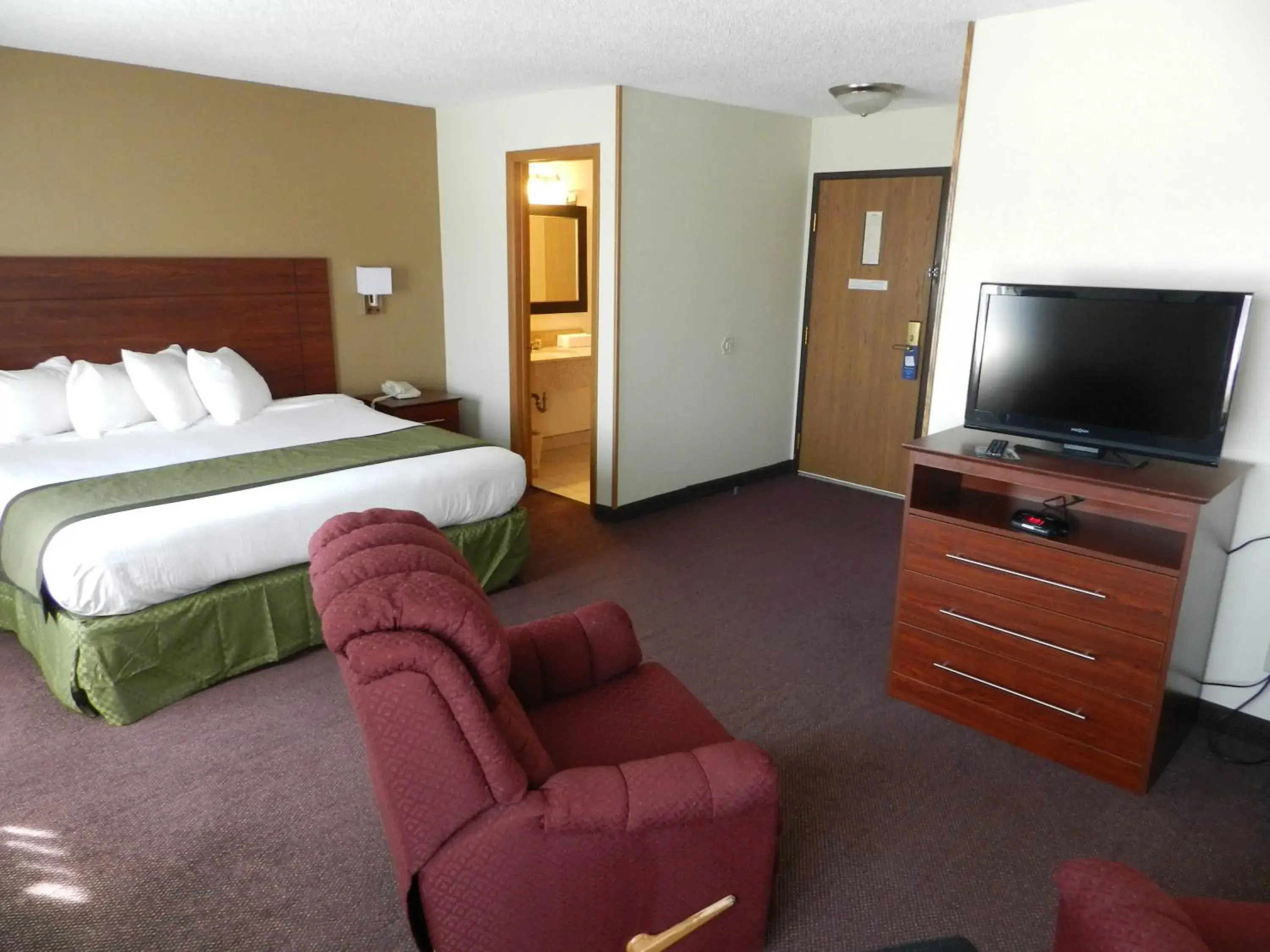 Bedroom, Bed in Baymont by Wyndham Dubuque Bedroom, Bed in Baymont by Wyndham Dubuque