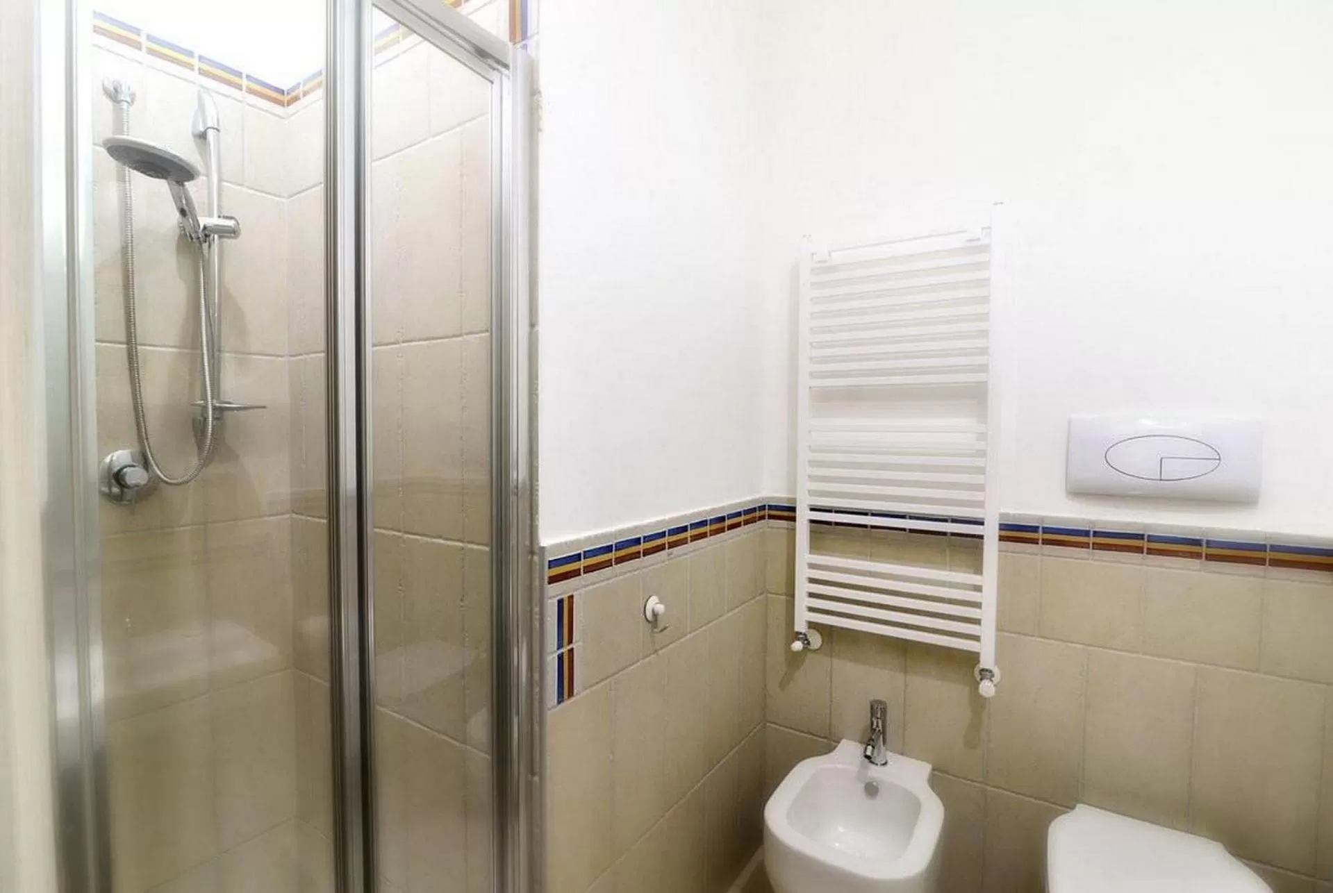 Shower in Santi e Saraceni Rooms