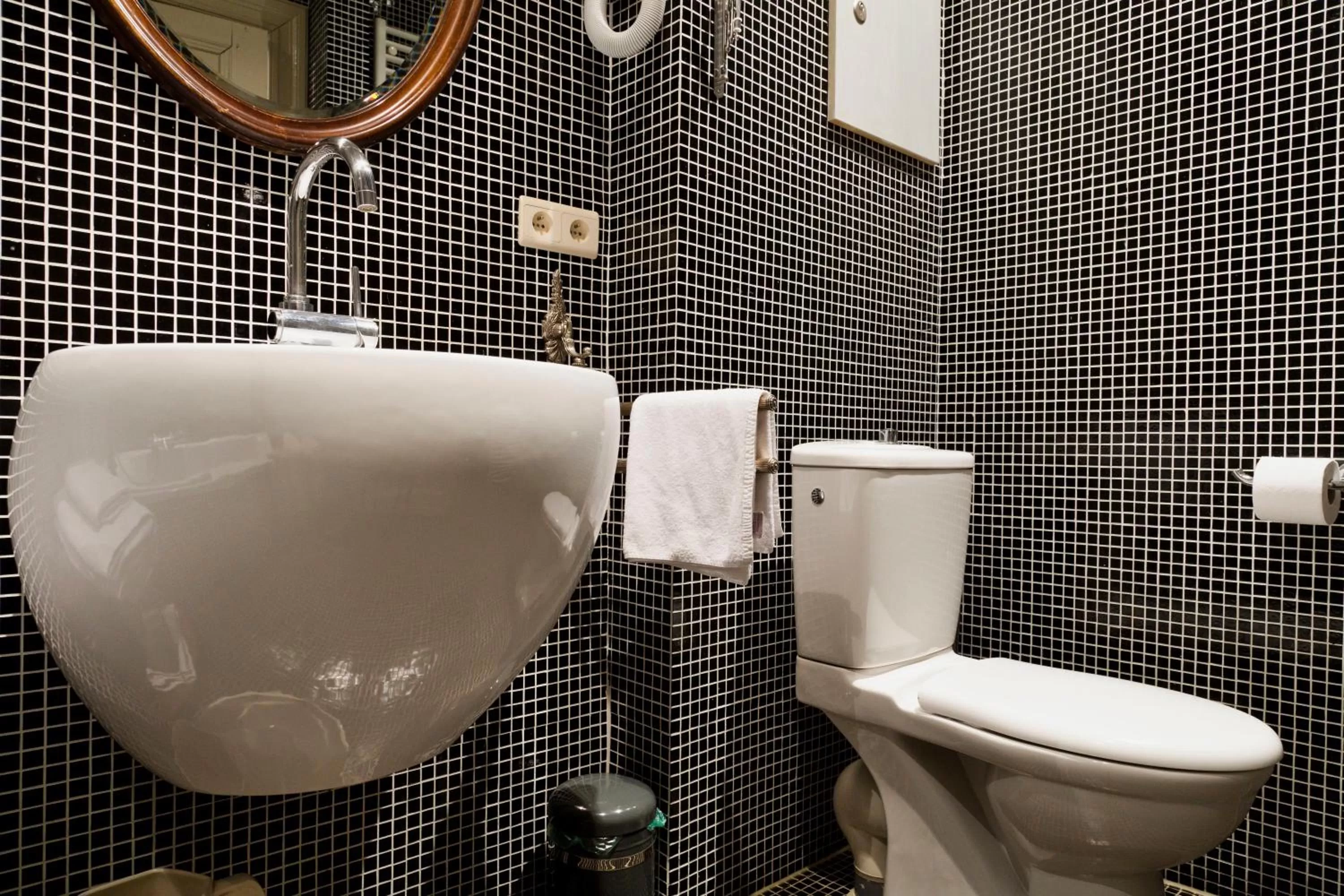 Bathroom in Hotel Diamonds and Pearls