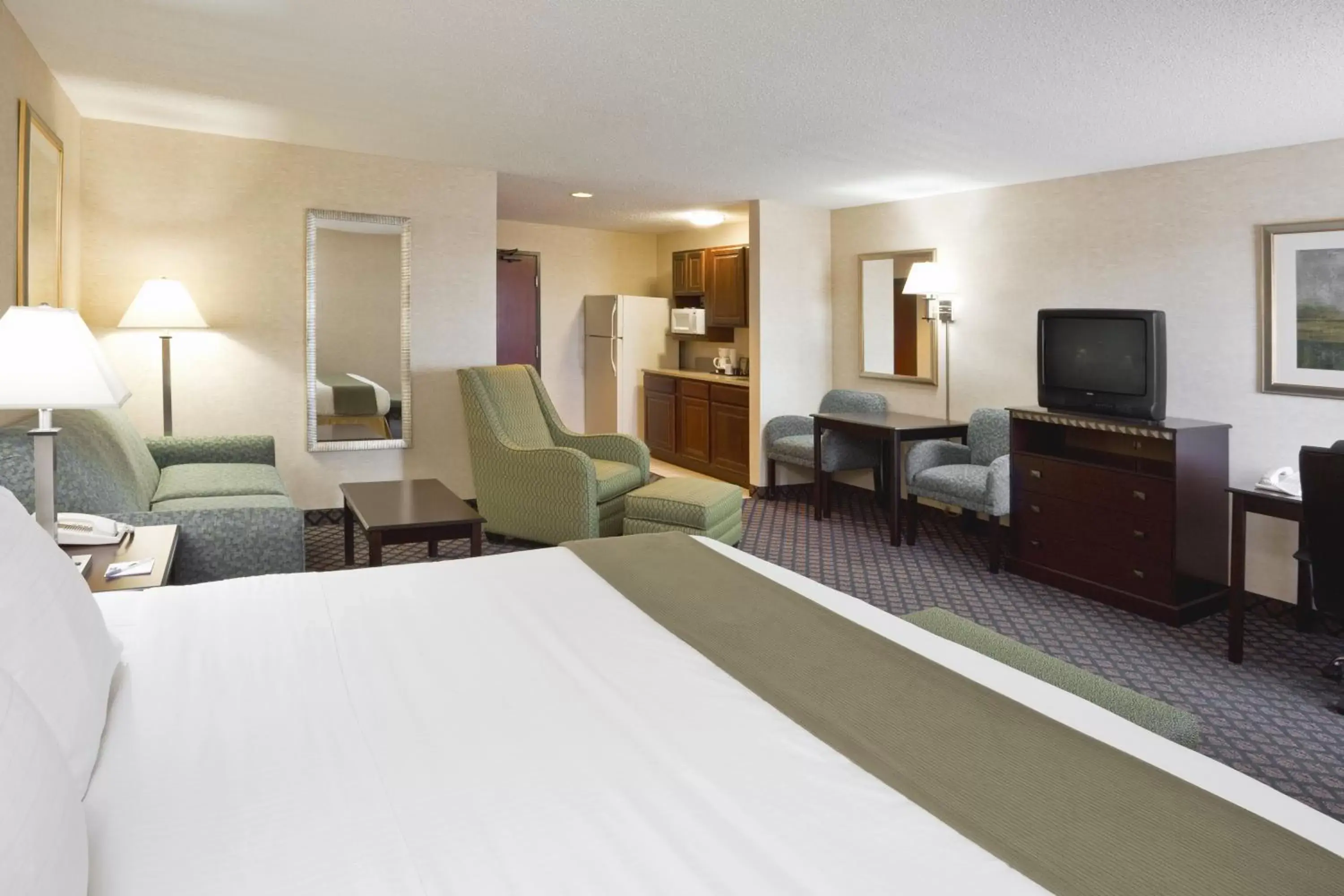 Bedroom, TV/Entertainment Center in Holiday Inn Express Hotel & Suites Delaware-Columbus Area, an IHG Hotel