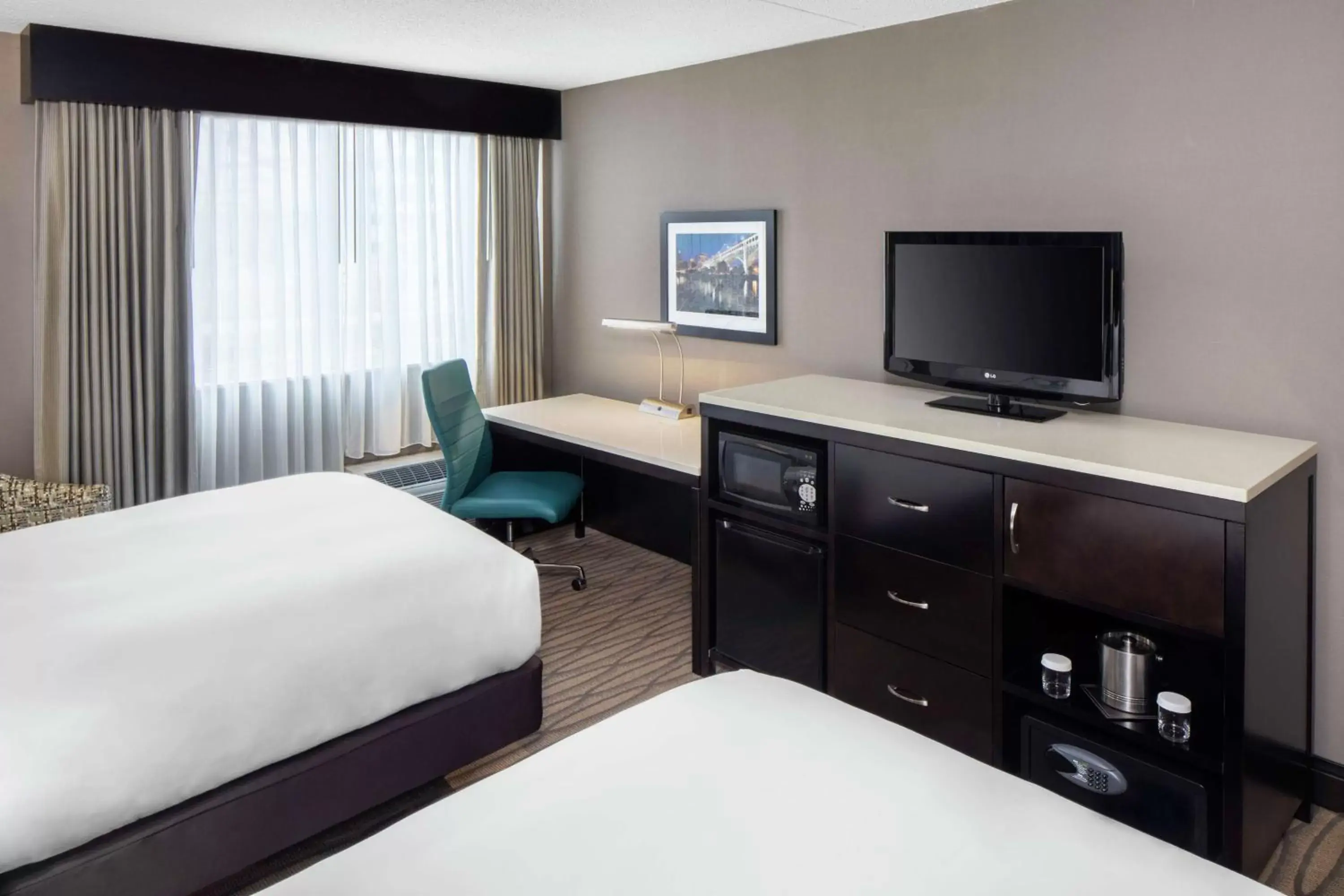 Bedroom, TV/Entertainment Center in DoubleTree by Hilton Cleveland – Westlake