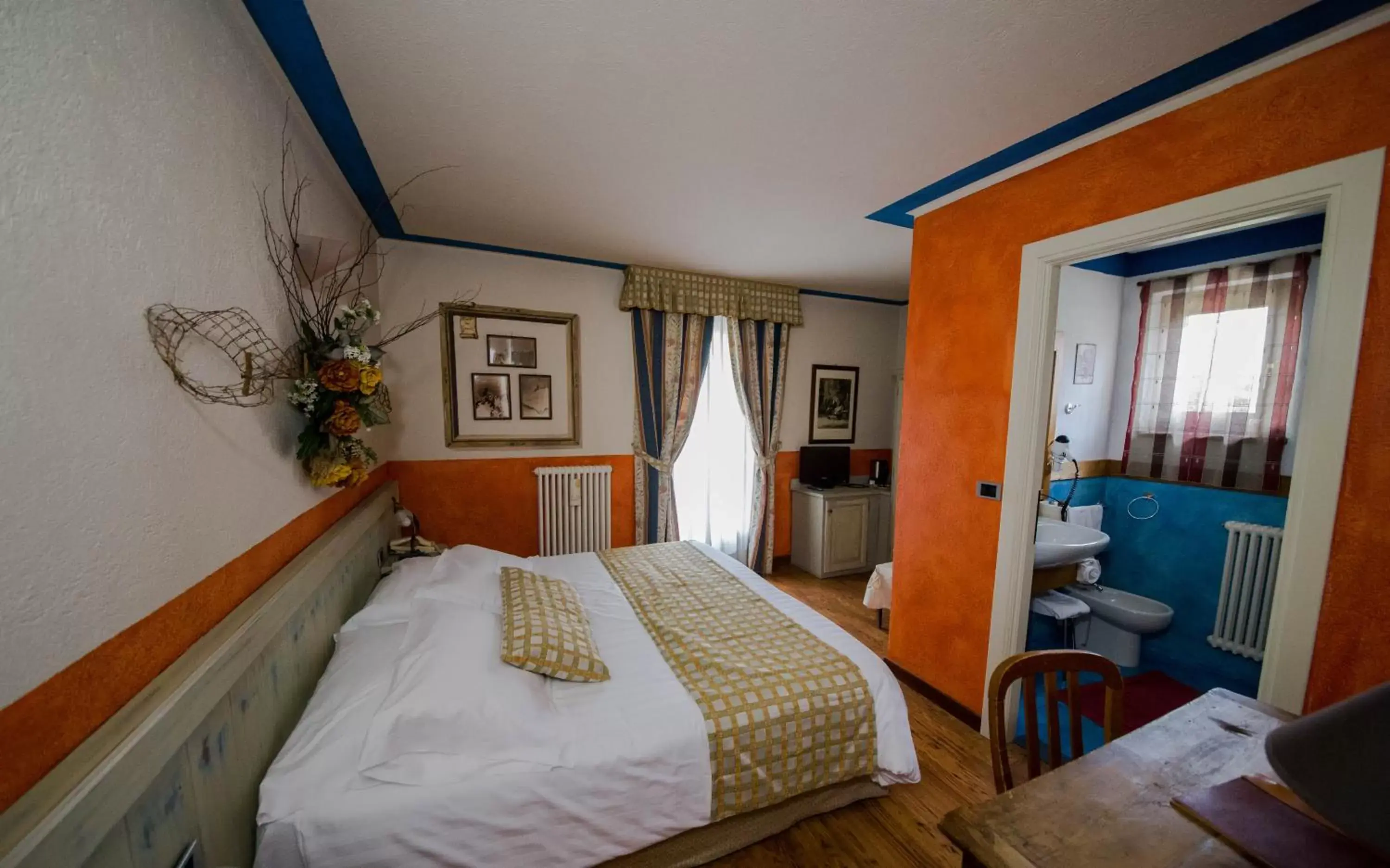 Photo of the whole room, Bed in Hotel Chalet La Meridiana