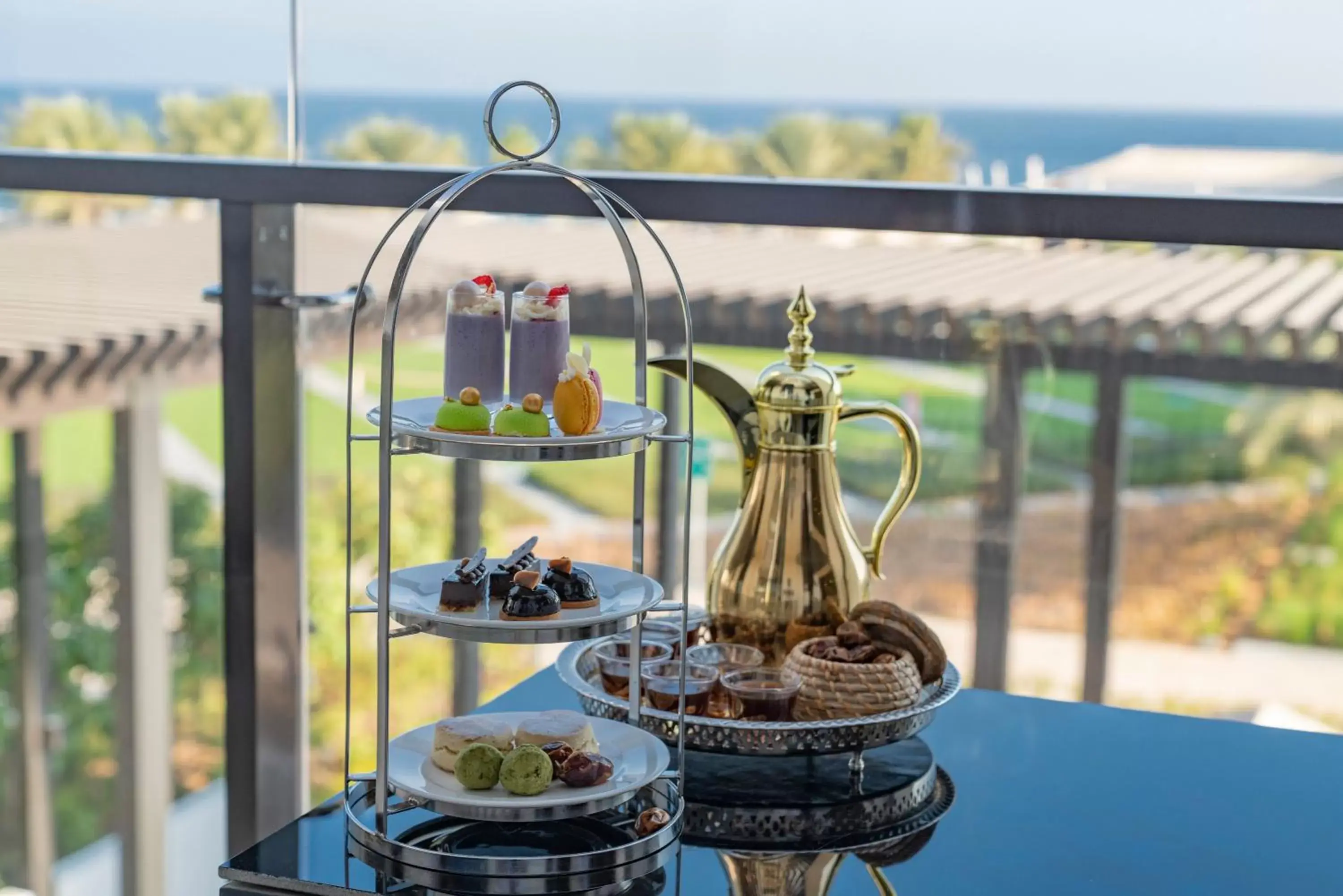 Lounge or bar, Food in InterContinental Fujairah Resort, an IHG Hotel