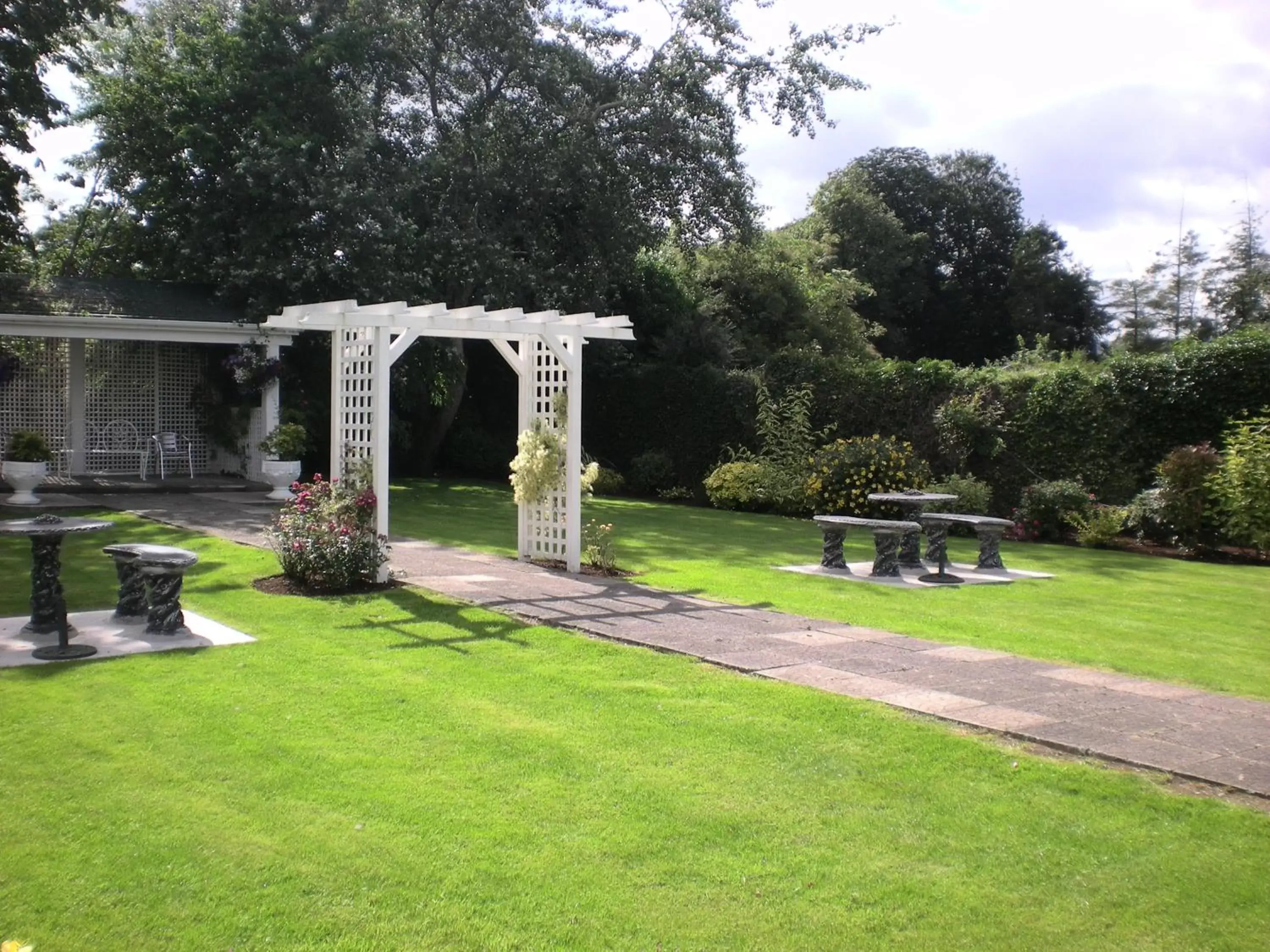 Day, Garden in Templemore Arms Hotel