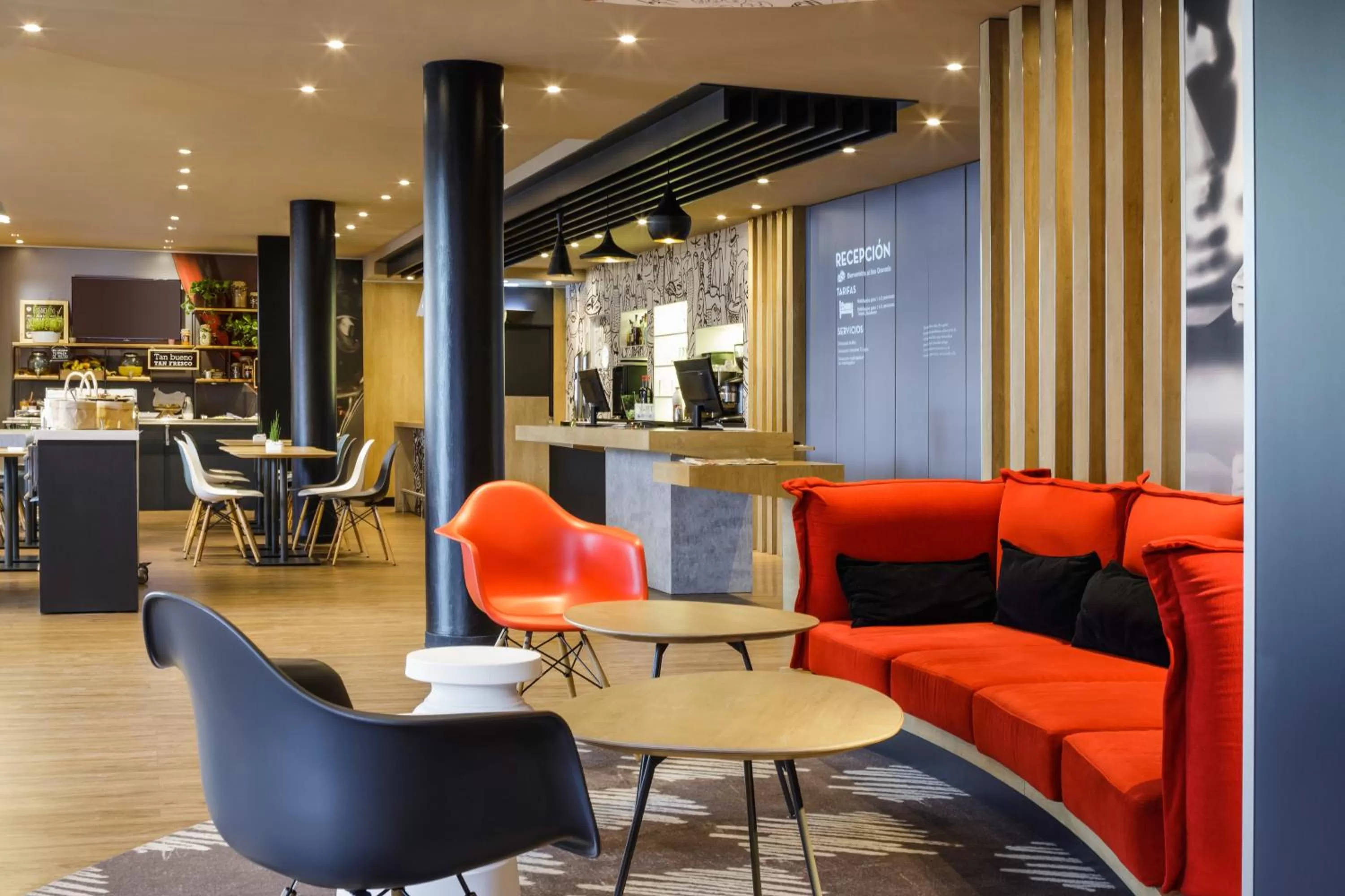 Communal lounge/ TV room in Ibis Granada