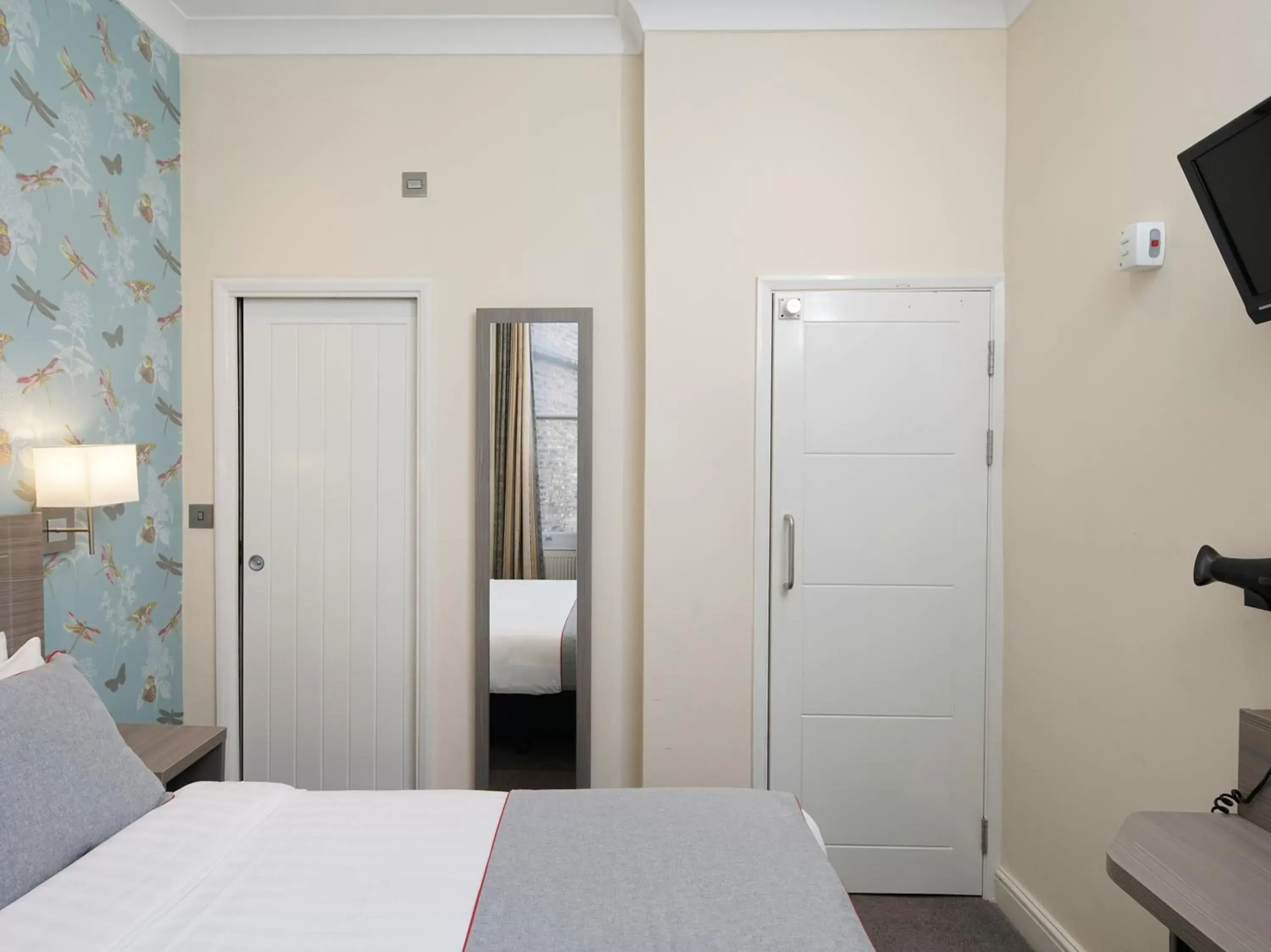 Bedroom, Bathroom in OYO Bakers Hotel London Victoria